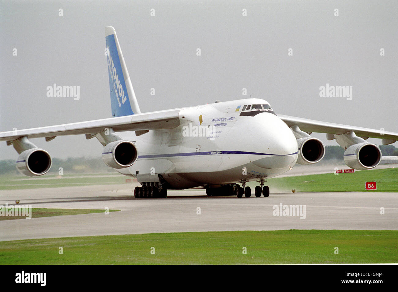 Besteuerung von Antonov Design Bureau Antonov An-124-100 Stockfoto
