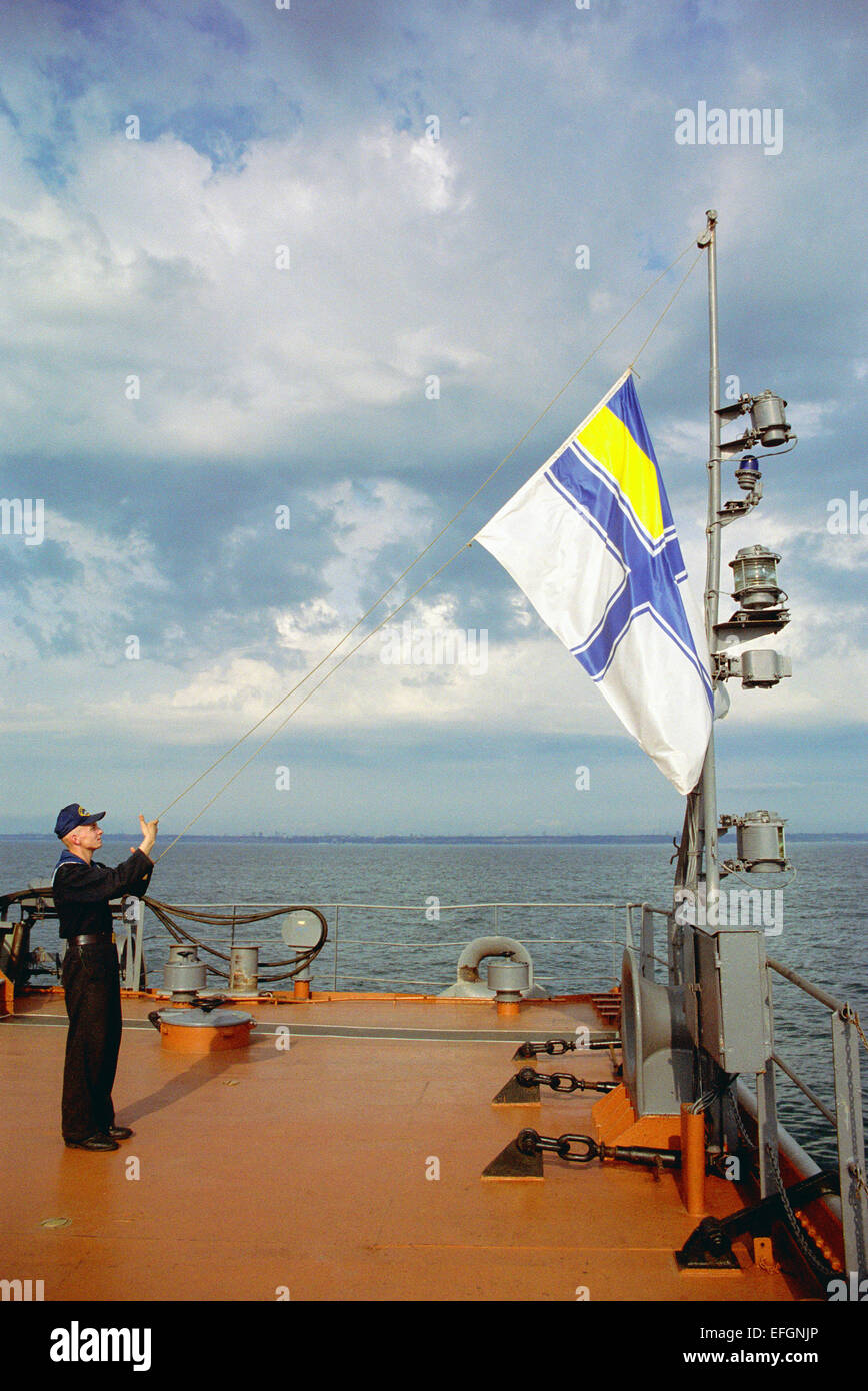 Flagge hissen auf dem Landungsschiff Konstantin Olshansky der ukrainischen Marine Stockfoto