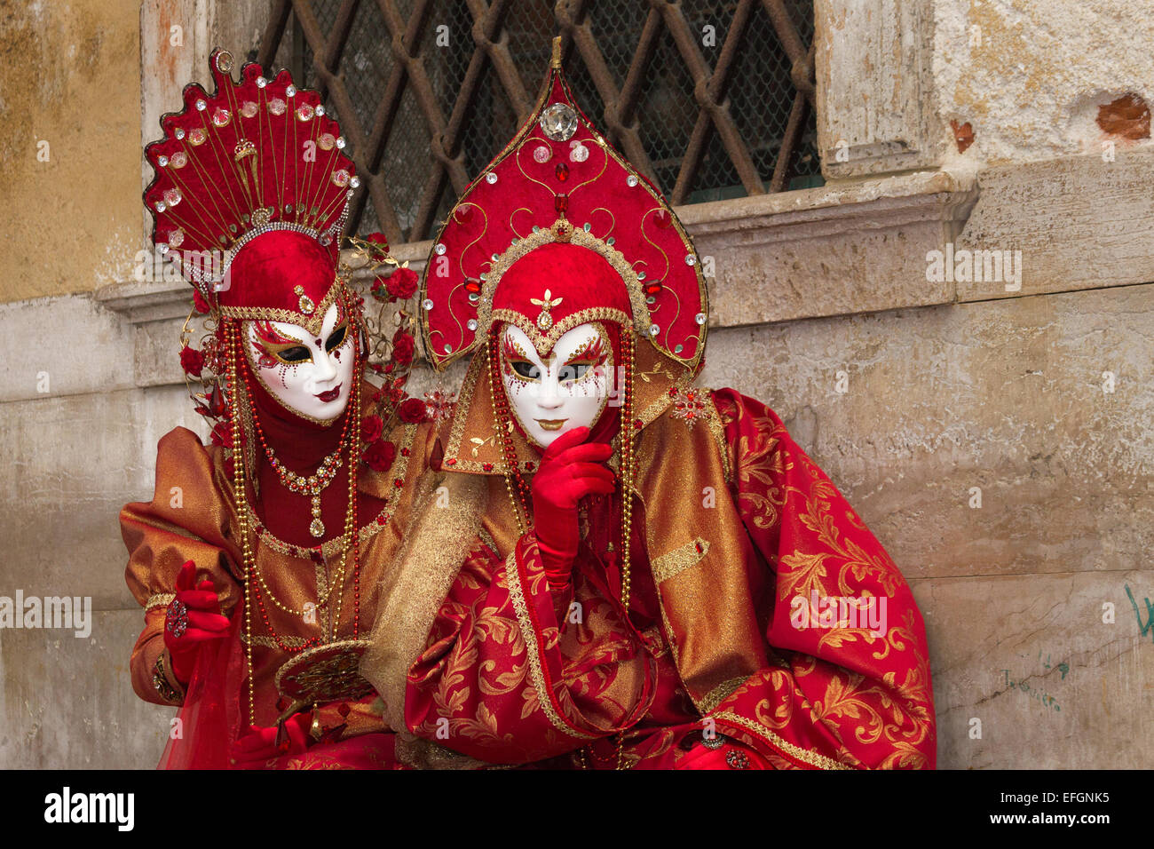 Kostümierte paar auf der Piazza San Marco in Venedig Karneval in Venedig, Italien. Stockfoto