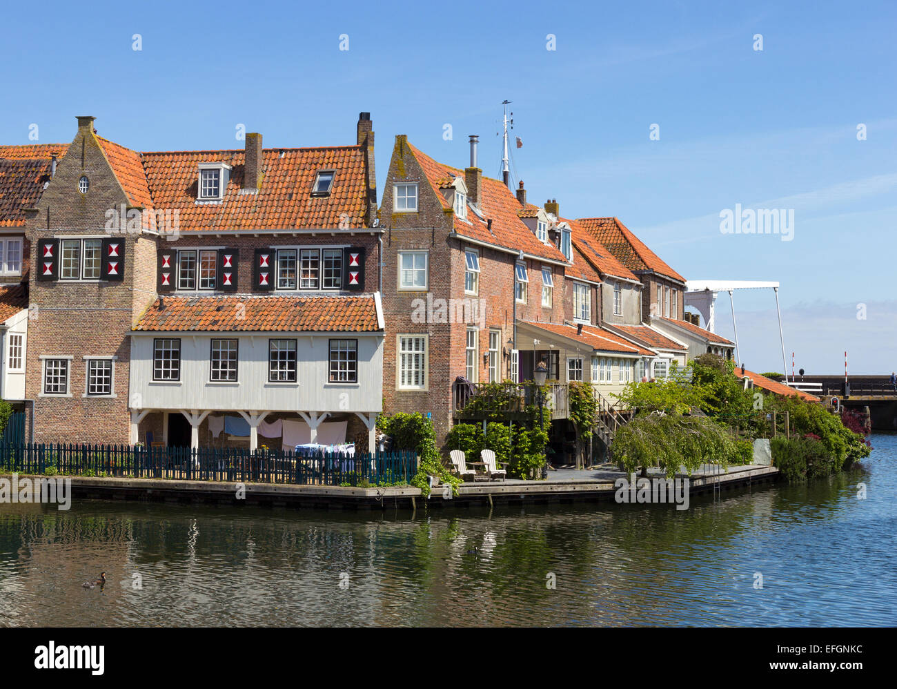 Häuser in Enkhuizen, Niederlande. Die Stadt war einst eines der Hafenstädte der VOC. Stockfoto