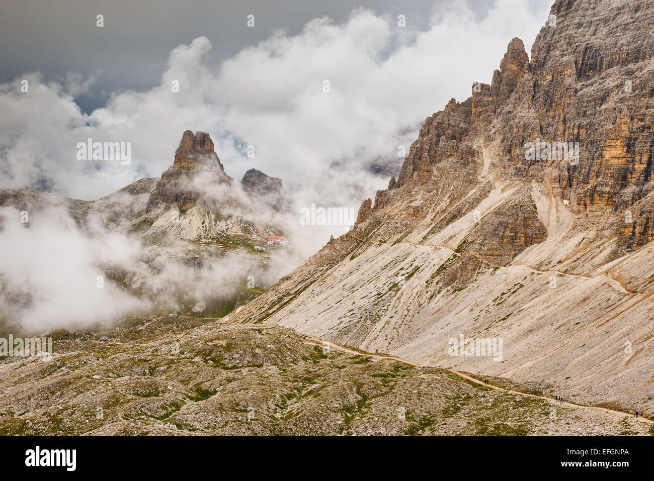 Italien, Dolomiten - karge Felsen in den Wolken Stockfoto