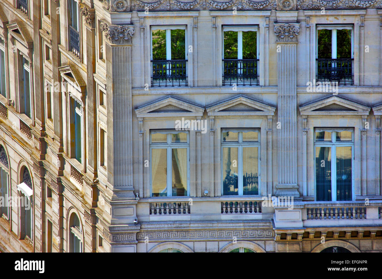 Schöne verzierte Gebäude in Paris, die französischen Architektur zeigen. Stockfoto