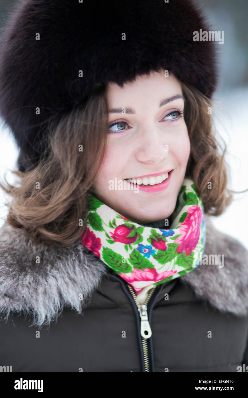 Eine weibliche Lächeln mit Lippen zu öffnen Stockfoto