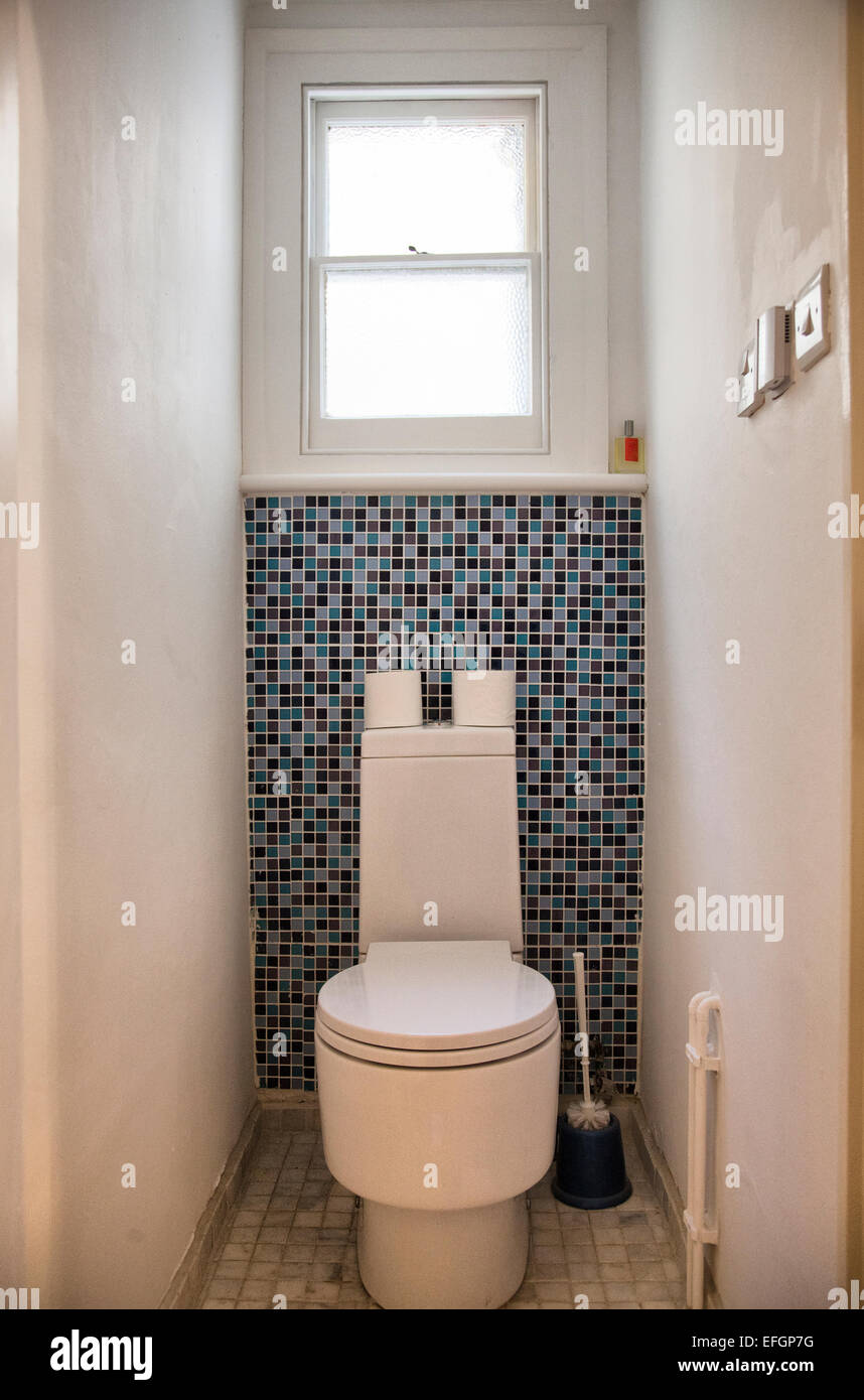 Kleine Toilette mit Mosaikfliesen Stockfotografie - Alamy