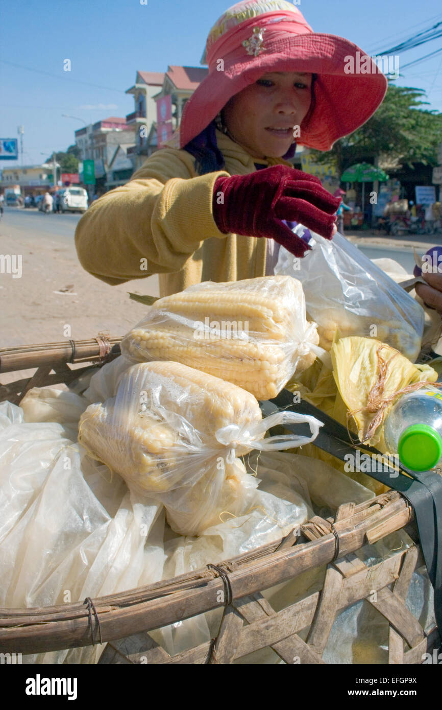 Mais ist als Straße Nahrung auf einer Stadtstraße in Kampong Cham, Kambodscha erhältlich. Stockfoto