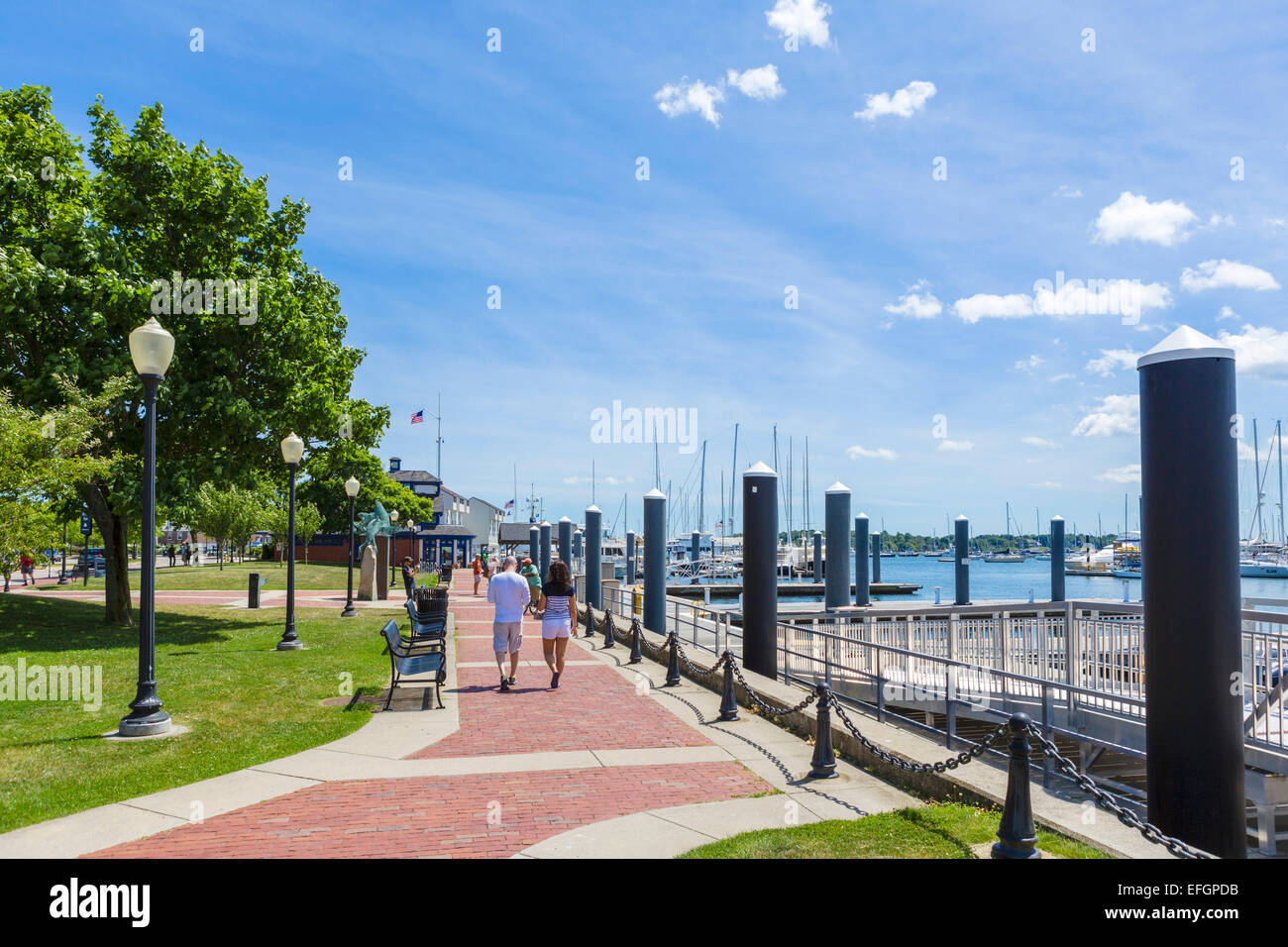 Promenade in Perrotti Park durch den Hafen und Jachthafen, Newport, Rhode Island, USA Stockfoto