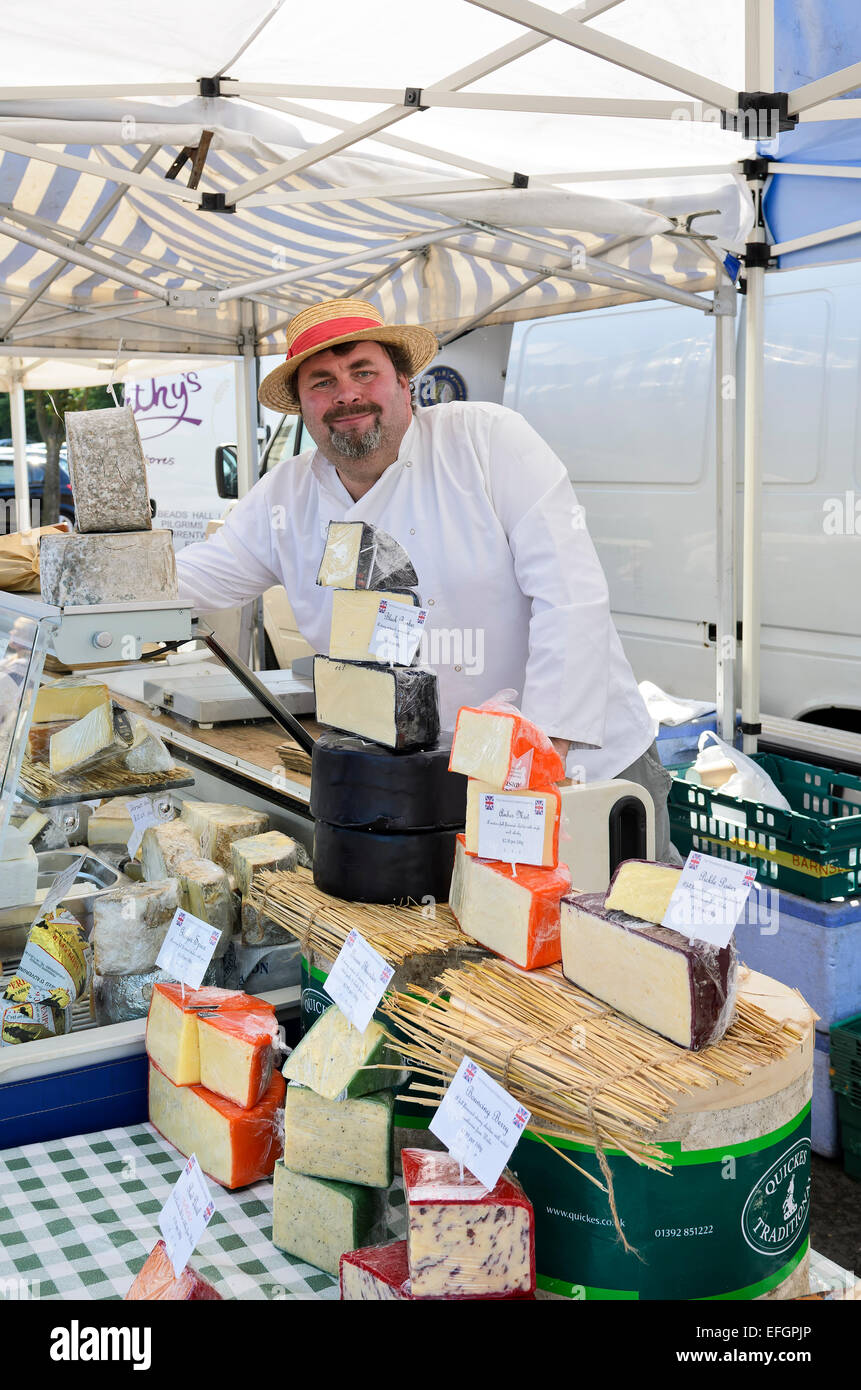 Käseverkäufer auf dem Bauernmarkt im Hempstead Valley, Milchprodukte und Käsesaal Stockfoto