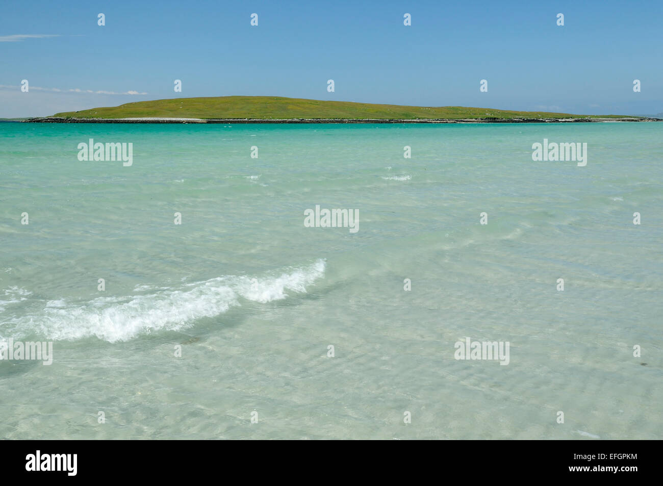 Flache Meer über White Shell Sand Strand von Traigh Lingeigh, mit Lingeigh Island, Lingay Strang, North Uist Stockfoto