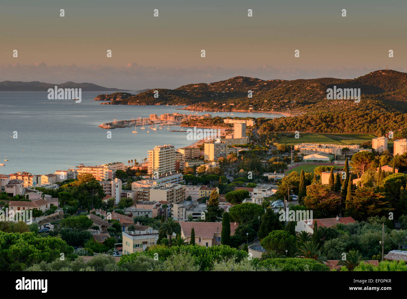 Blick auf Le Lavandou und Bormes Les Mimosas mit Inseln von Hyeres in der Ferne, Var, PACA (Provence-Alpes-Cote d ' Azur), Frankreich Stockfoto