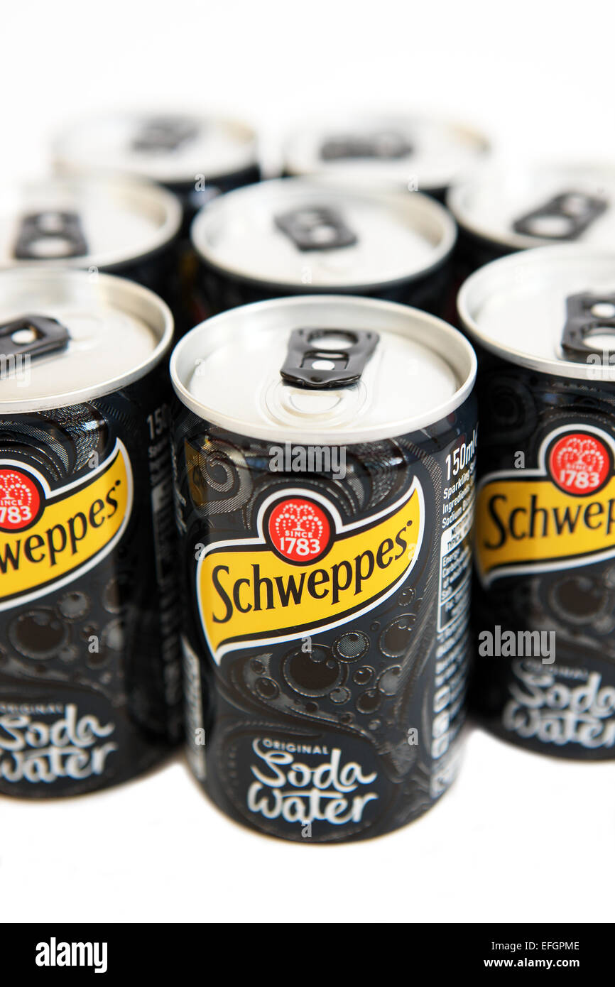 Dosen von Schweppes Soda Wasser Stockfoto