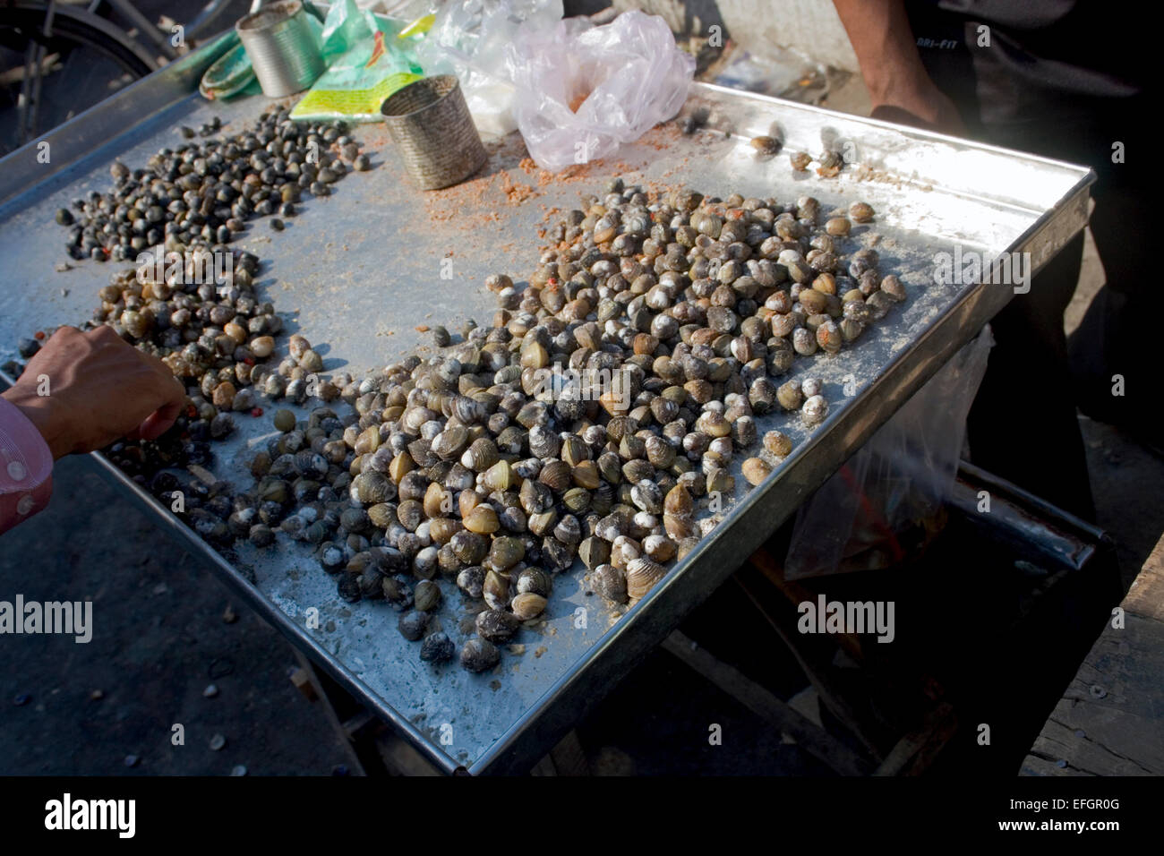 Schnecken als Straße Nahrung auf einer Stadtstraße in Kampong Cham, Kambodscha erhältlich. Stockfoto