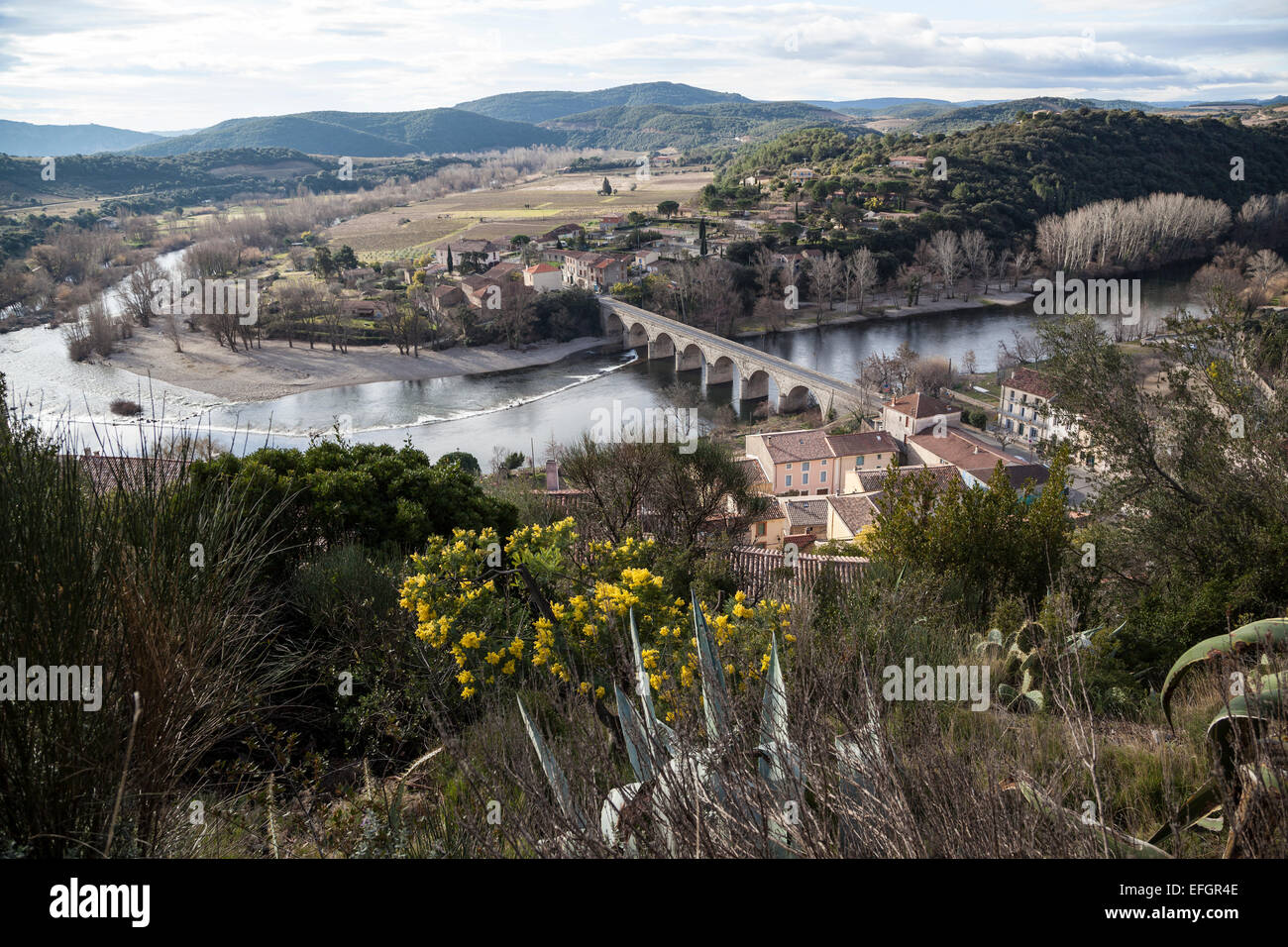 Rückkehr eines Dorfes in Hérault am Fluss Orb Stockfoto