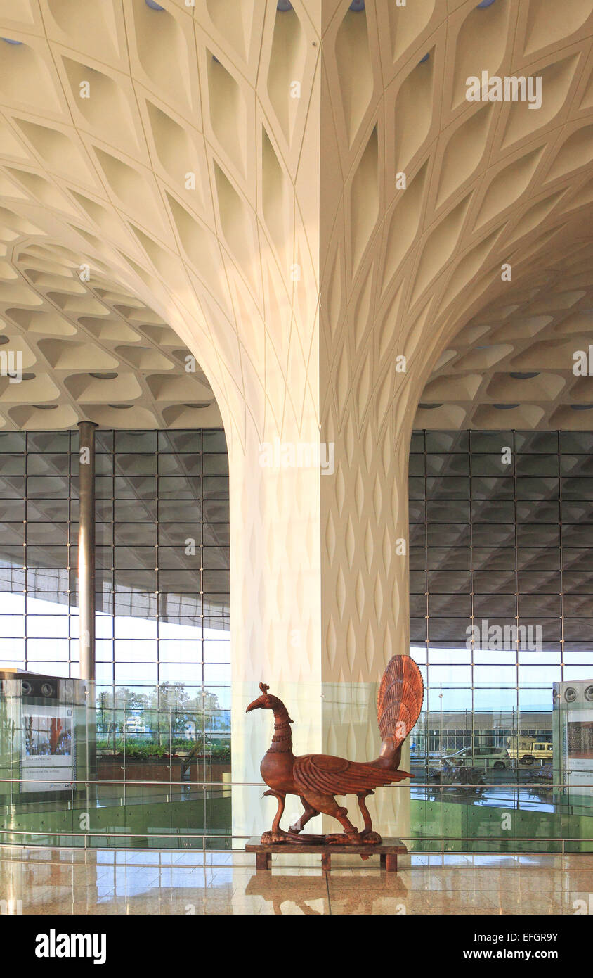 Mumbai, Maharashtra, Indien. 24. Dezember 2014. 24. Dezember, Mumbai - Indien:. Das große architektonische Thema, das durch das Terminal T2 läuft das einer weißen Pfauenfeder ist, wurde es gewählt, weil Pfau der Nationalvogel ist. Das Auge der Feder ist das Hauptmotiv. Die diachronen Linsen sind die beste Darstellung einer Pfauenfeder und es bewegt sich im Einklang mit der Sonne und Farben einer Pfauenfeder abgeben. © Subhash Sharma/ZUMA Wire/ZUMAPRESS.com/Alamy Live-Nachrichten Stockfoto