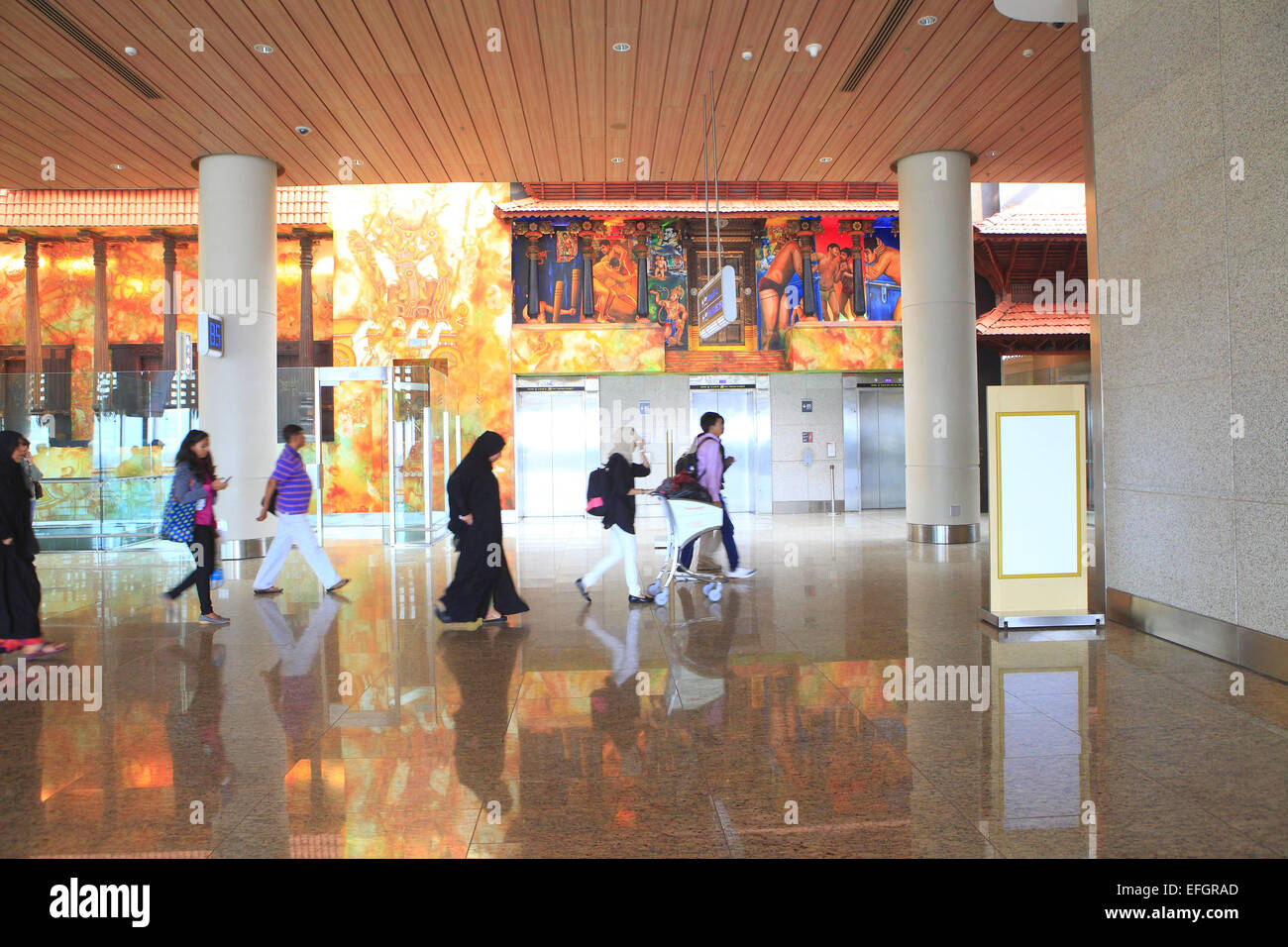 Mumbai, Maharashtra, Indien. 24. Dezember 2014. 24. Dezember 2014 - Mumbai - Indien:. Reisende kommen um die Kunstinstallation auf Mumbais stilvollen neuen International Airport terminal T2 zu überprüfen. © Subhash Sharma/ZUMA Wire/ZUMAPRESS.com/Alamy Live-Nachrichten Stockfoto