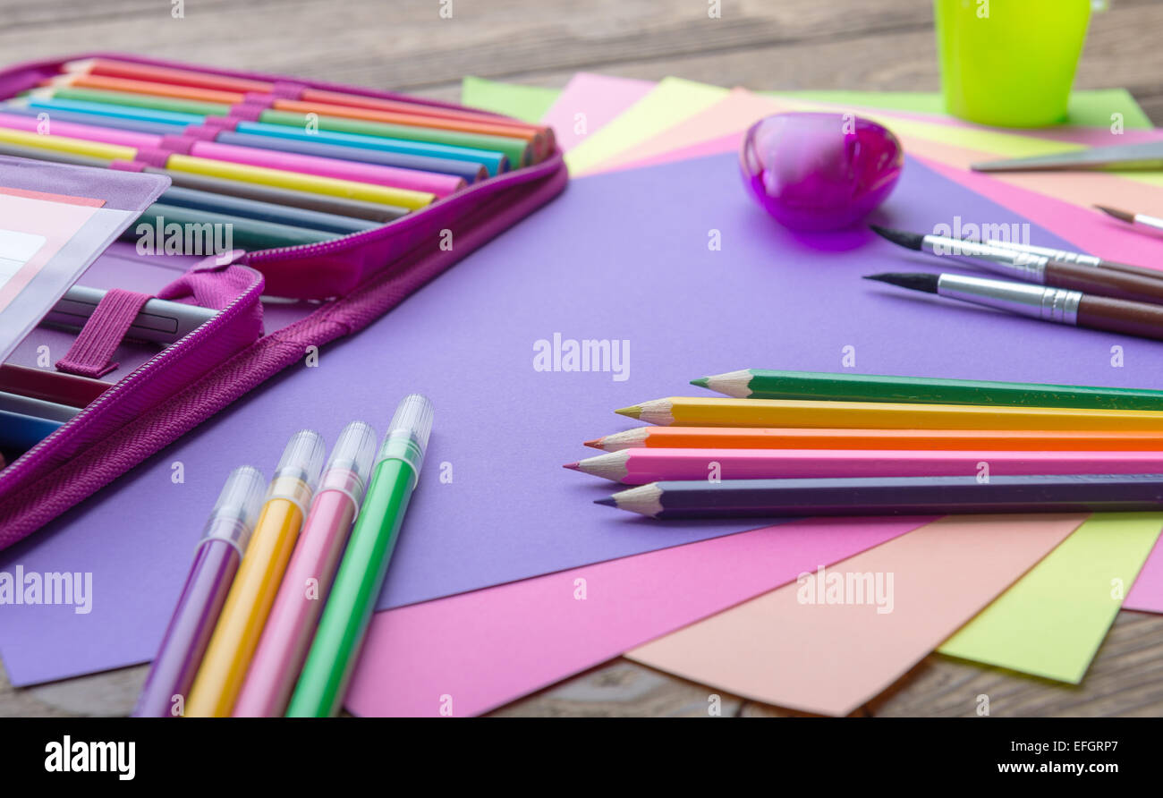 Viele Schule Schreibwaren in einem Heap, gemütlichen Farben Stockfoto