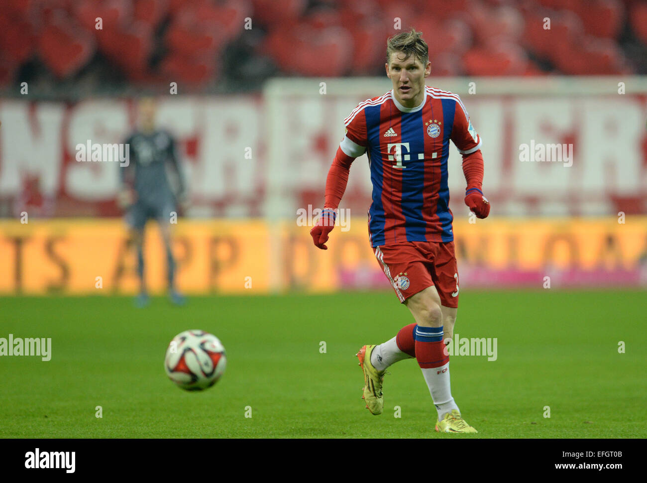 Bastian Schweinsteiger die Bayern läuft mit dem Ball in der Bundesliga Fußball Spiel FC Bayern München Vs FC Schalke 04 in München, 3. Februar 2015. Foto: Andreas Gebert/dpa Stockfoto