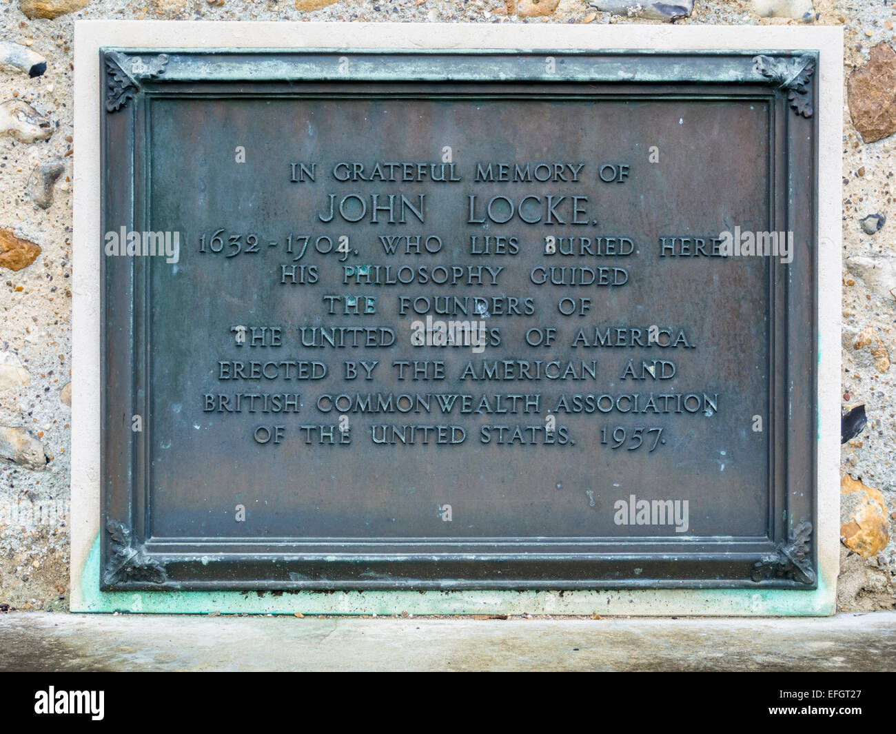Der englische Philosoph John Locke (1632-1704) ist in den Kirchhof von All Saints Church, hohe Laver, Essex, England begraben. Stockfoto