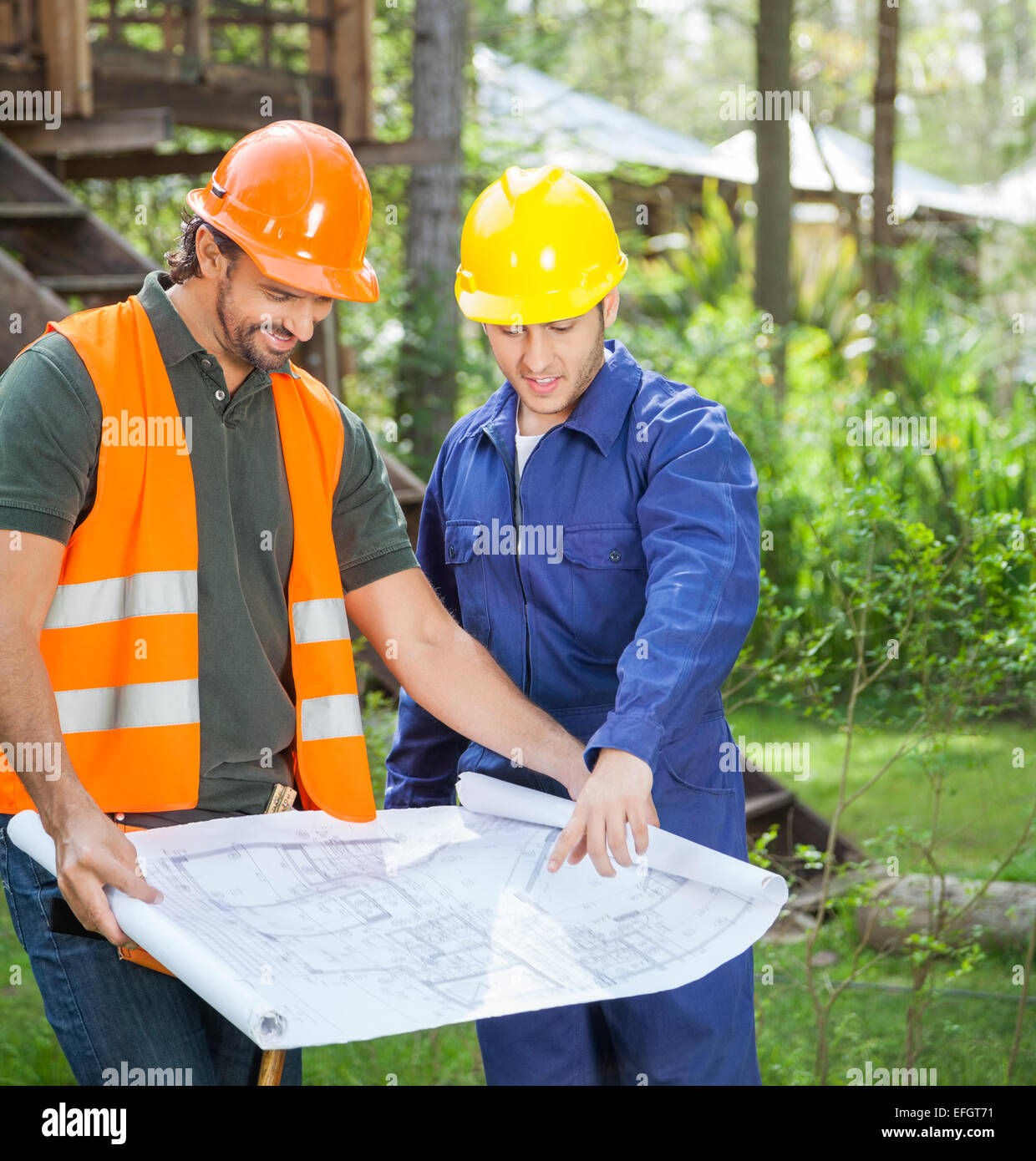Architekten, diskutieren über Blueprint Stockfoto