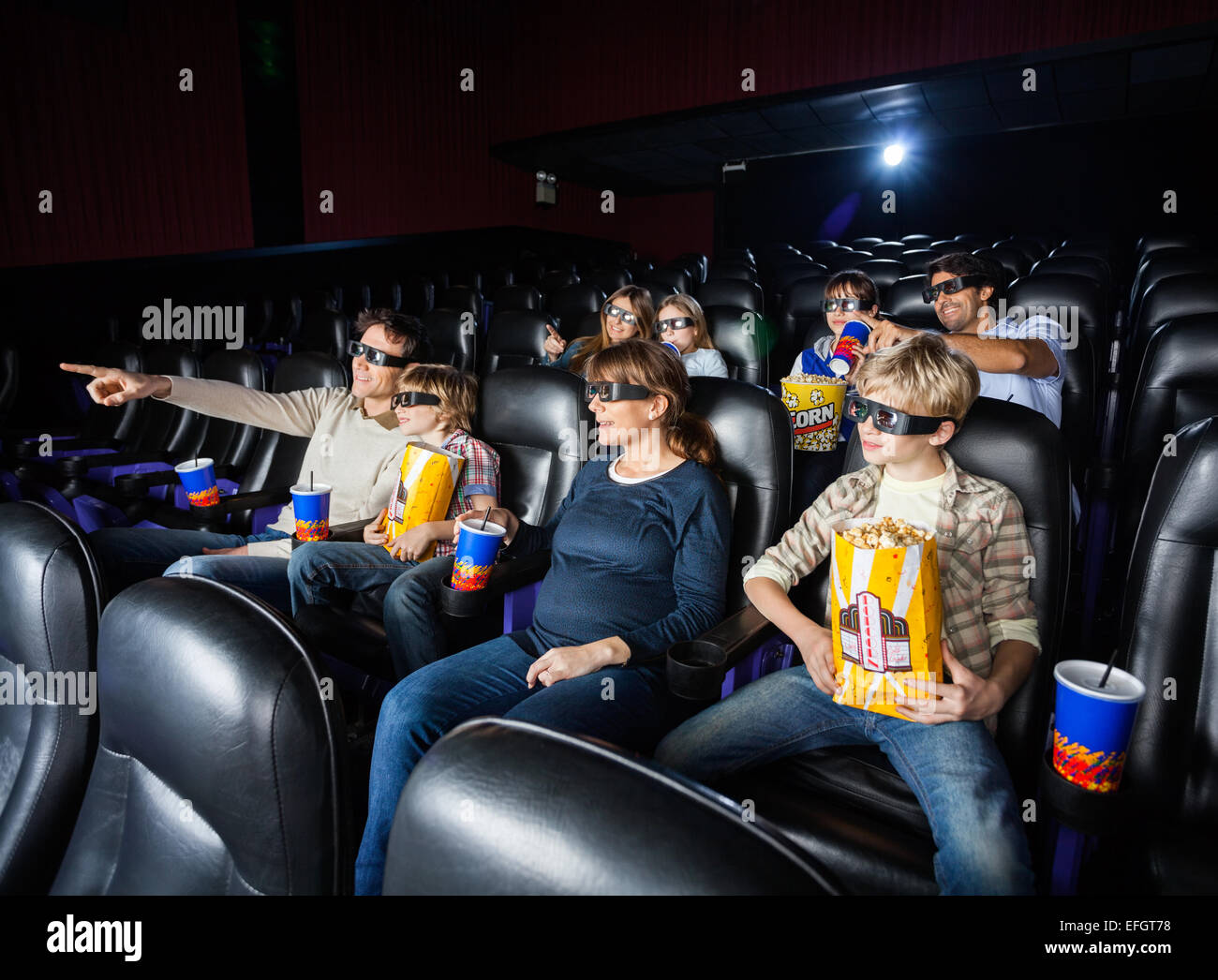 Familien mit Snacks im 3D-Kino Stockfoto