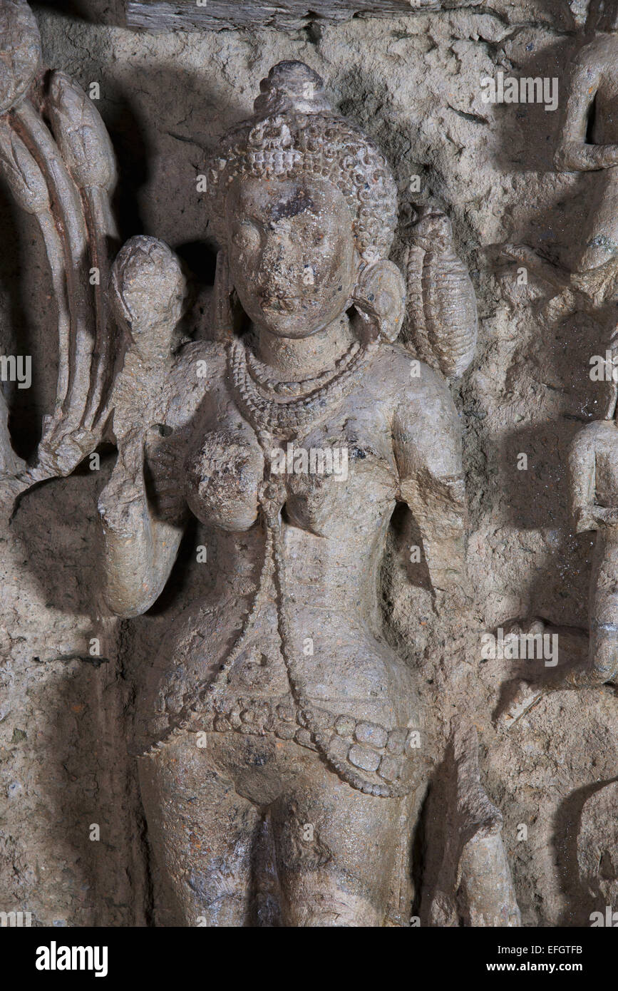 Höhle 90 der rechten Seite die Begleitperson Ashtamahabhaya Panel auf der rechten Wand, in der Nähe zum Schrein. Kanheri Borivali, Mumbai, Indien. Stockfoto