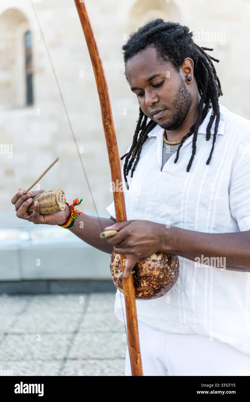 Afrikanische Capoeira Rastaman, spielen ein Instrument berimbau Stockfoto