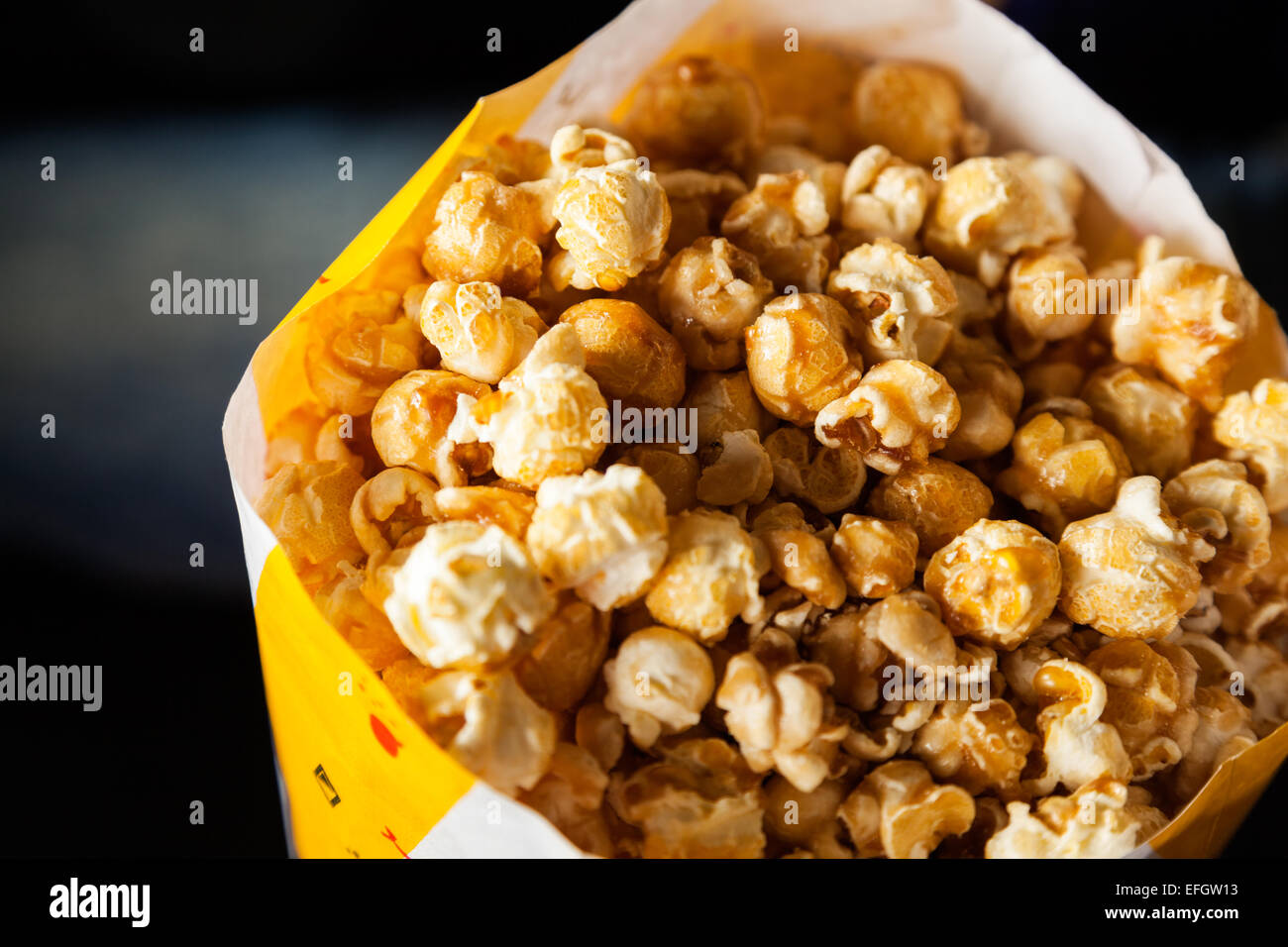 Gerösteten Popcorns In Paperbag im Kino Theater Stockfoto