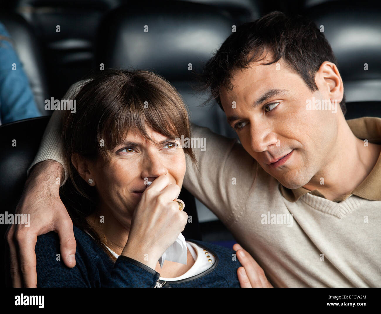 Mann sucht Frau weinen während beobachtete Film Stockfoto