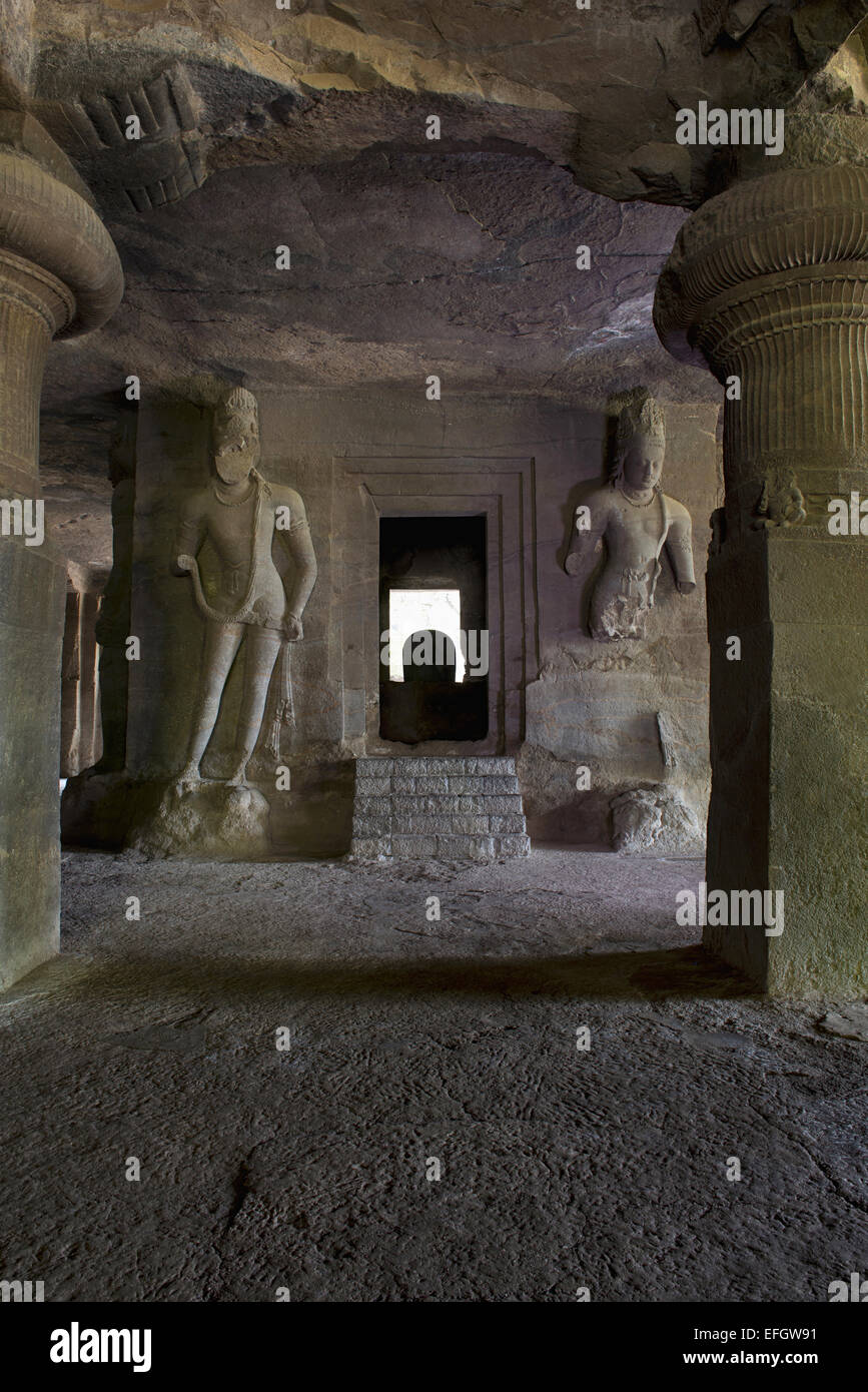 Höhle 1 Linga-Schrein, Wächter Figuren oder Dwarpalas zeigen. Blick von Osten. Elephanta Höhlen, Mumbai Indien Stockfoto