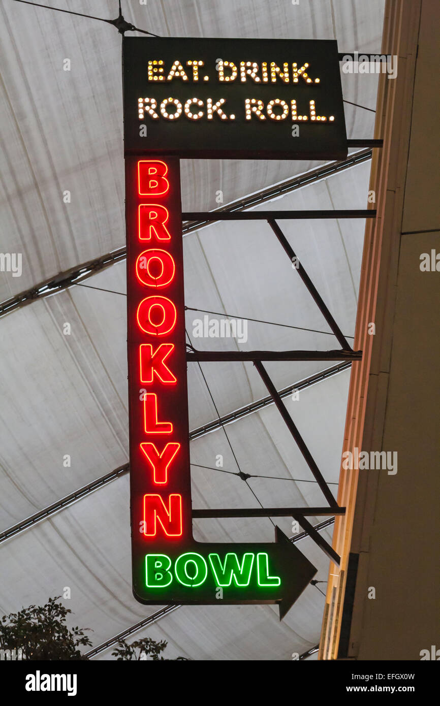 Brooklyn Bowl Eat Drink Rock Roll Schild für Cabana Brasilian Barbecue Restaurant Store in der O2 Arena am Peninsula Square, London, Großbritannien im Februar Stockfoto