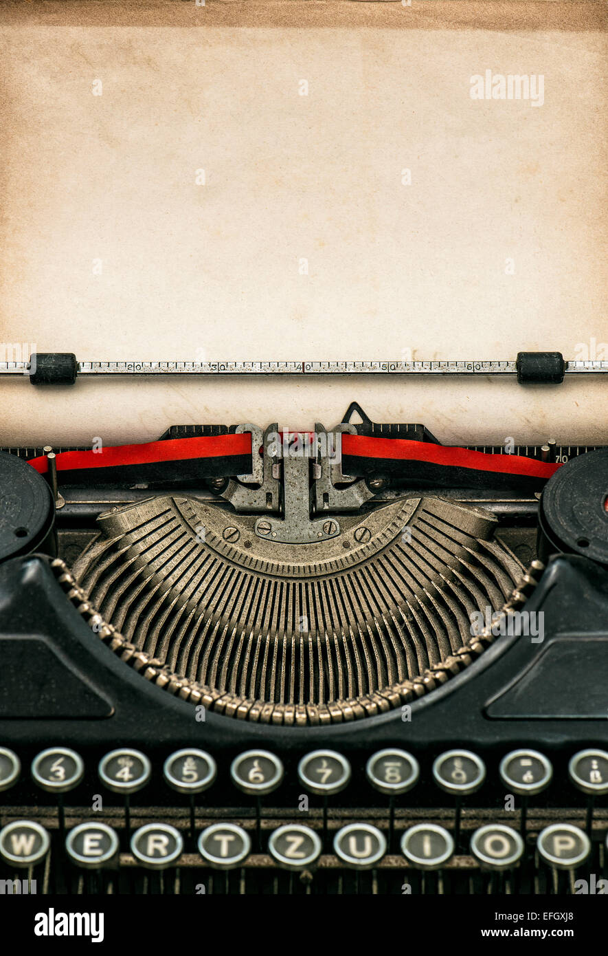 Antike Schreibmaschine mit Alter strukturiertem Papier. Platz für Ihren text Stockfoto