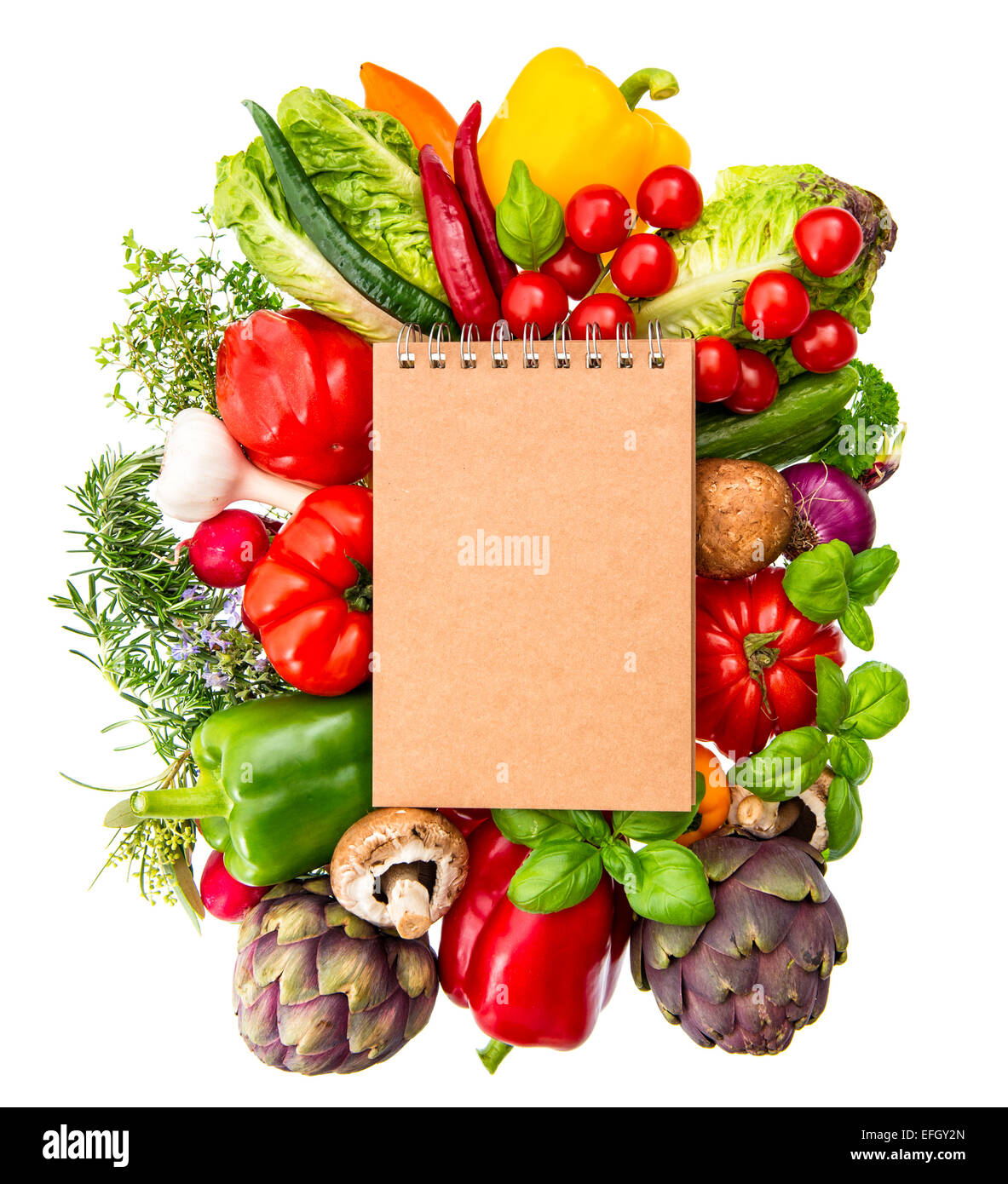 Rezeptbuch mit frischem Bio-Gemüse und Kräutern, die isoliert auf weißem Hintergrund. gesunde Lebensmittel-Inhaltsstoffe Stockfoto