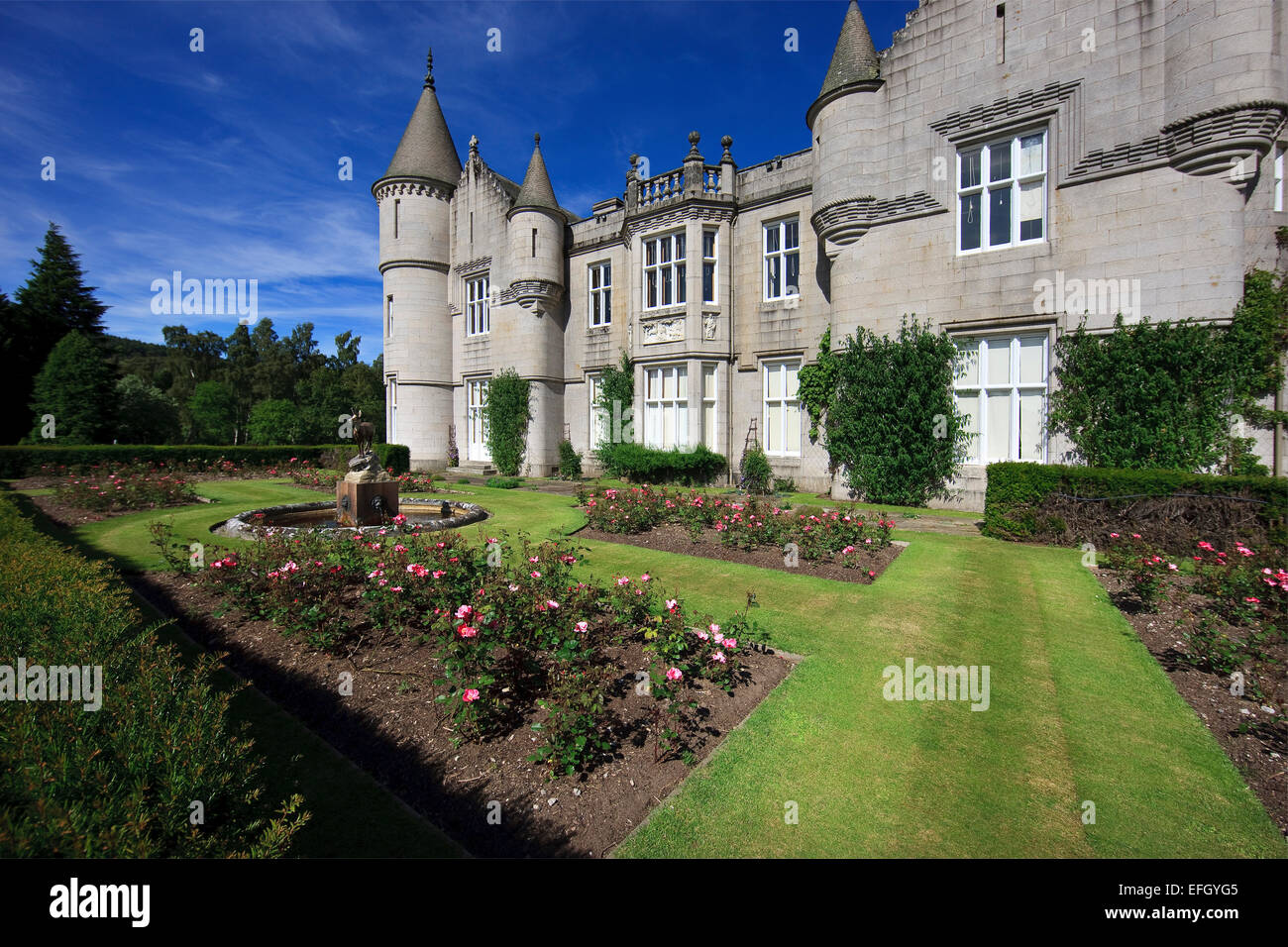 Die Fassade des Balmoral Castle aus dem Garten, Balmoral, Royal Deeside, Aberdeenshire Stockfoto