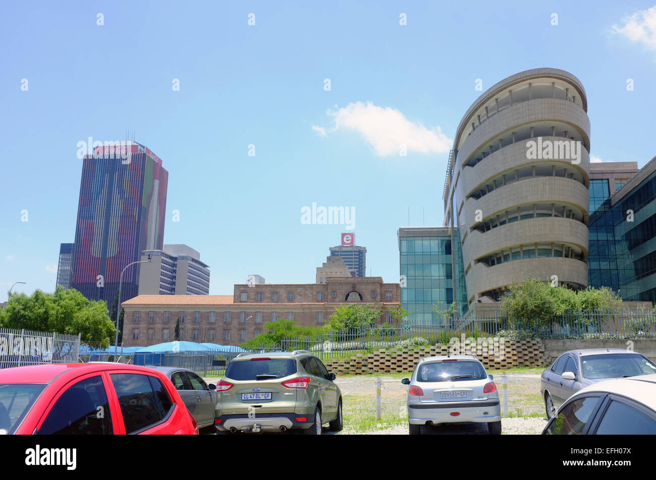 Ein Blick auf Johannesburg Central Business District von einem zentralen Parkplatz. Stockfoto
