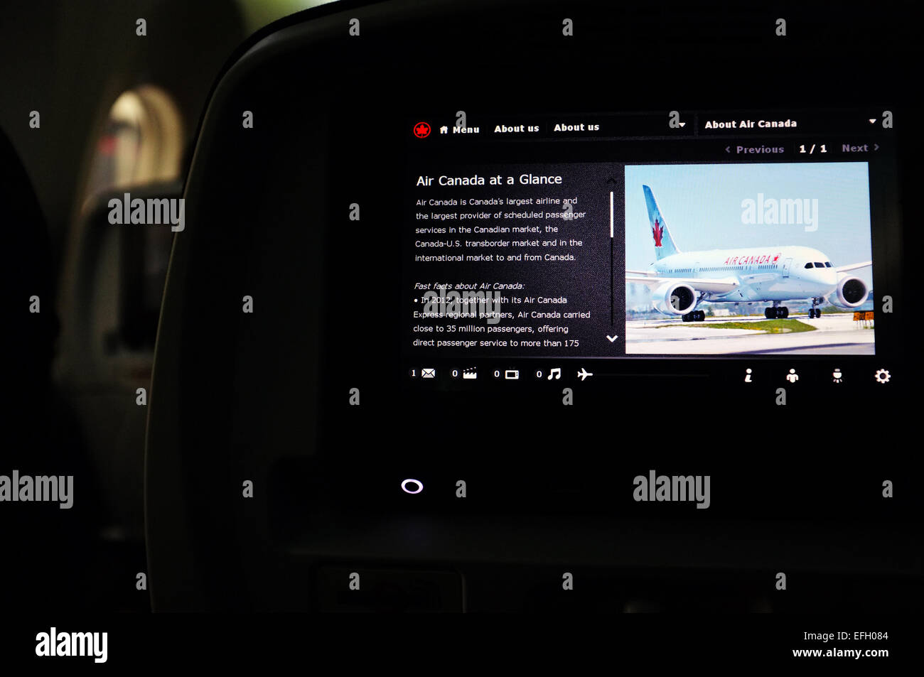 Ein Air Canada Wirtschaft Unterhaltung Bildschirm Auf Bard Eine Boeing 787 Dreamliner Flug Von Heathrow Nach Toronto Stockfotografie Alamy