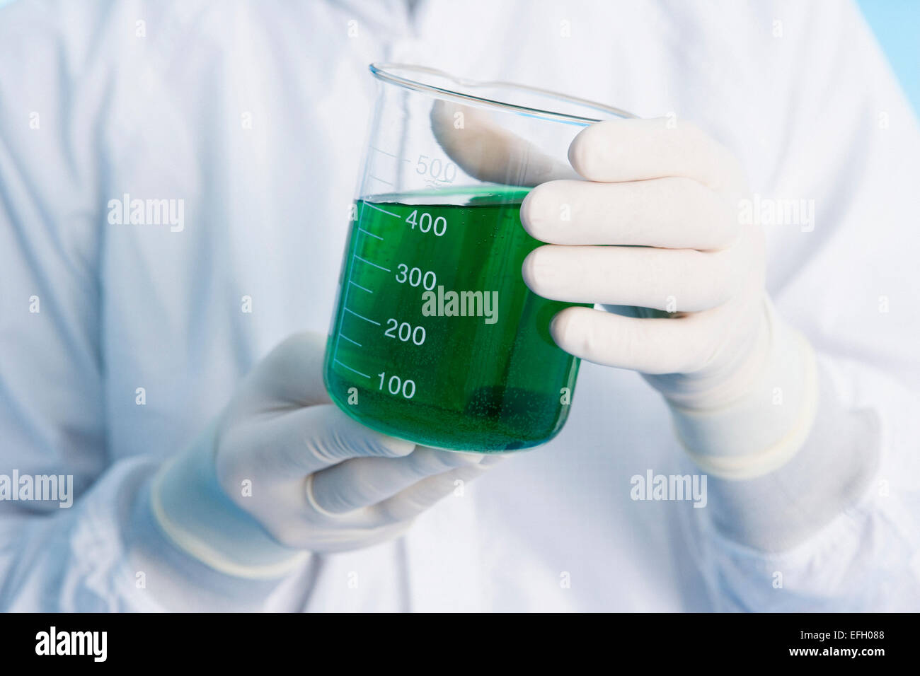 Labor-Techniker halten Flasche mit Flüssigkeit gefüllt Stockfoto