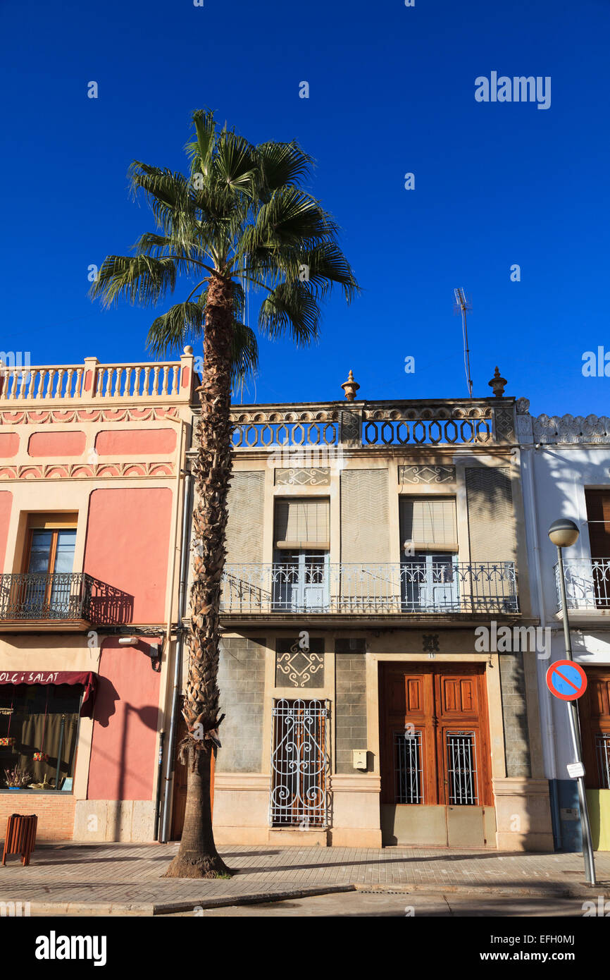 Traditionelles spanisches Stadthaus mit Palme und blauer Himmel Stockfoto