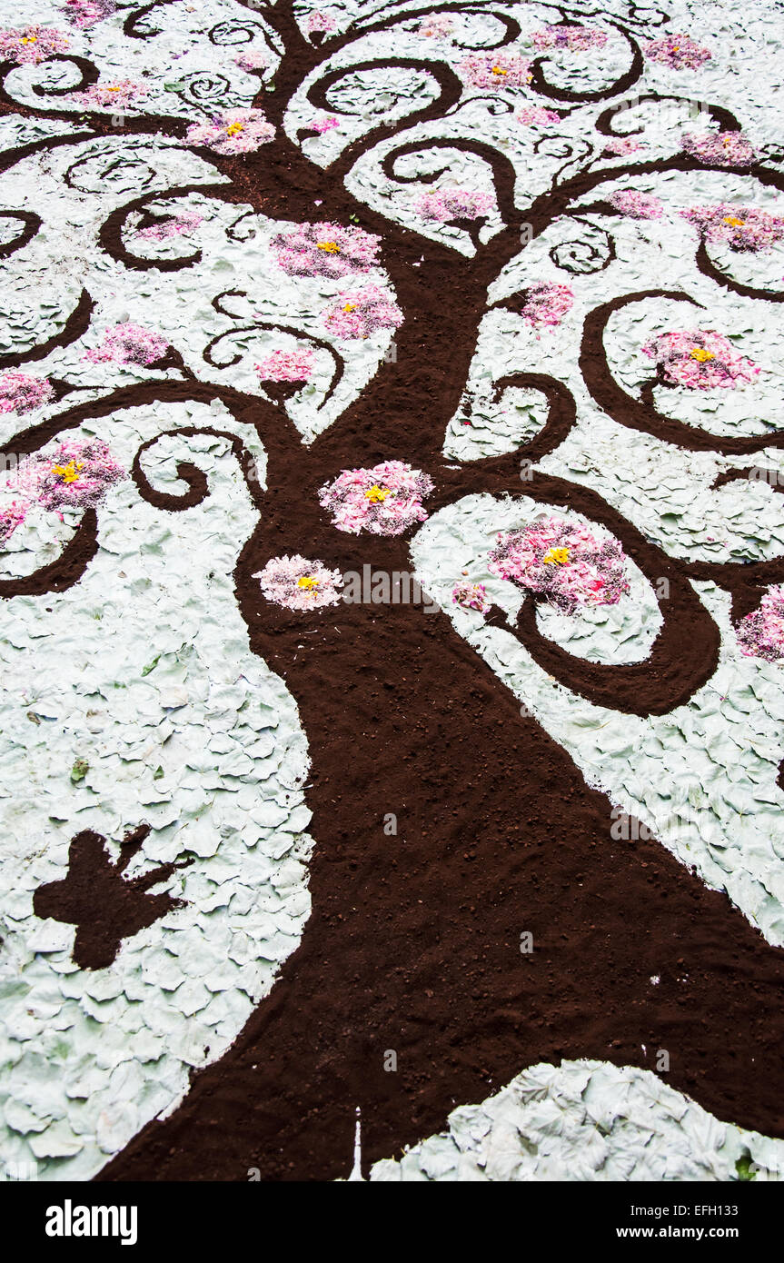 künstlerische Blumendekoration in einem italienischen Dorf Stockfoto