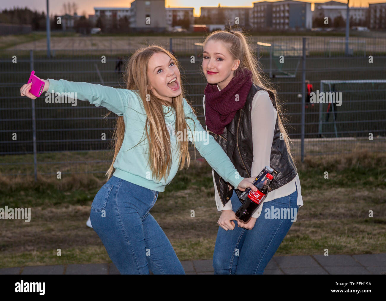 Mädchen im Teenageralter außerhalb haben Spaß, jährliches Kinderfest, Reykjavik, Island Stockfoto