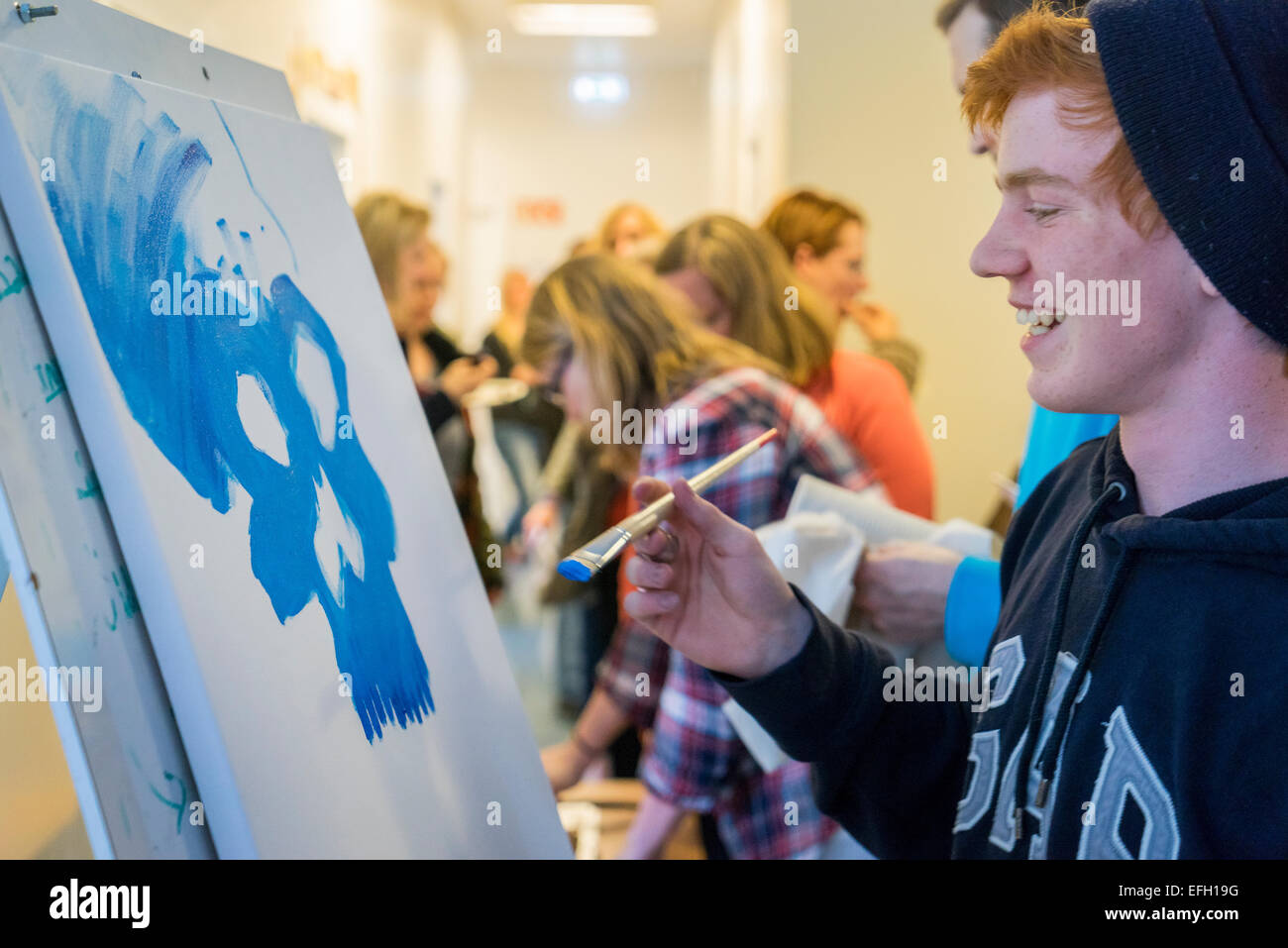 Teenager, die Malerei an der jährlichen Kinderfest, Reykjavik, Island Stockfoto