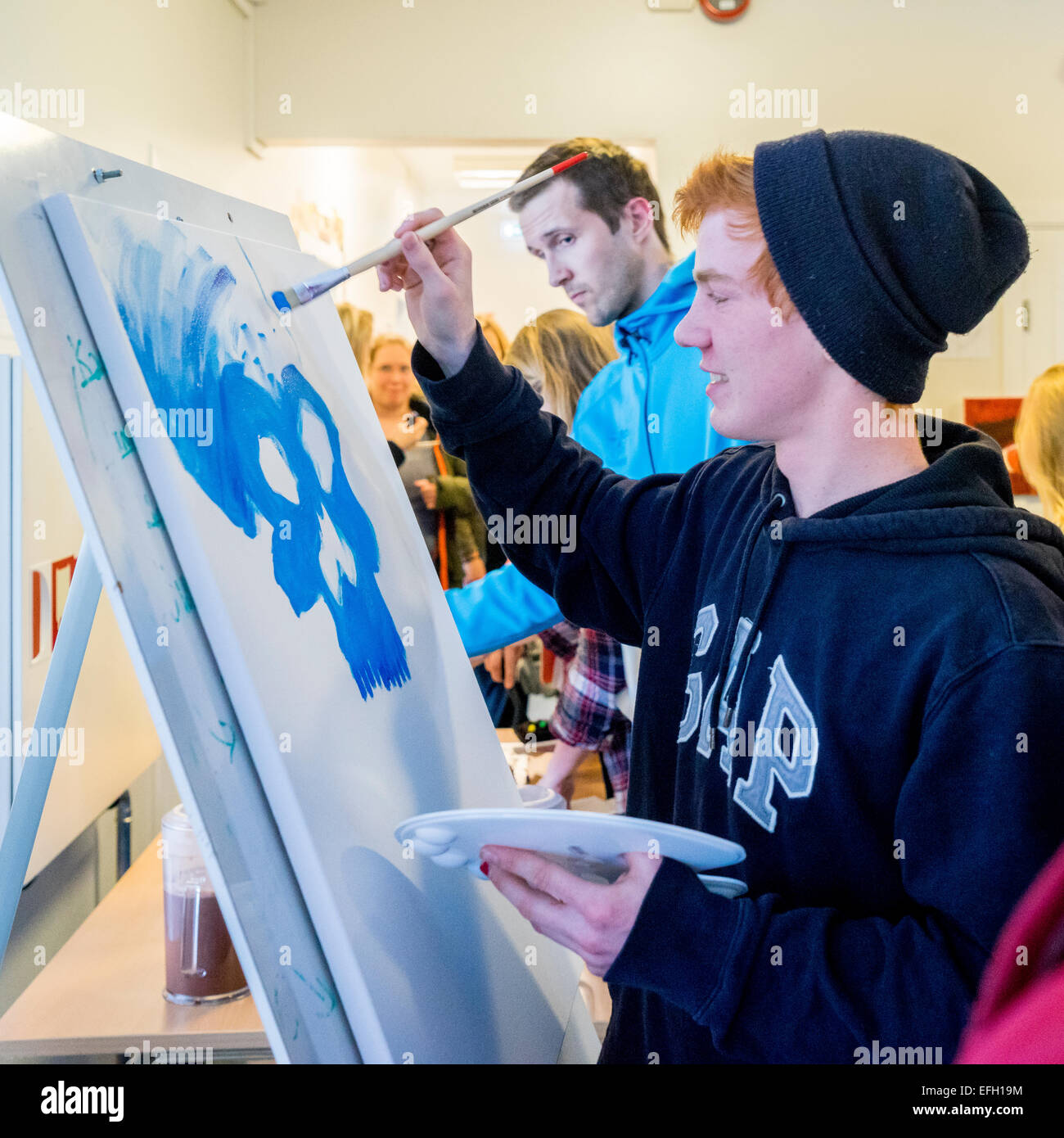 Teenager, die Malerei an der jährlichen Kinderfest, Reykjavik, Island Stockfoto