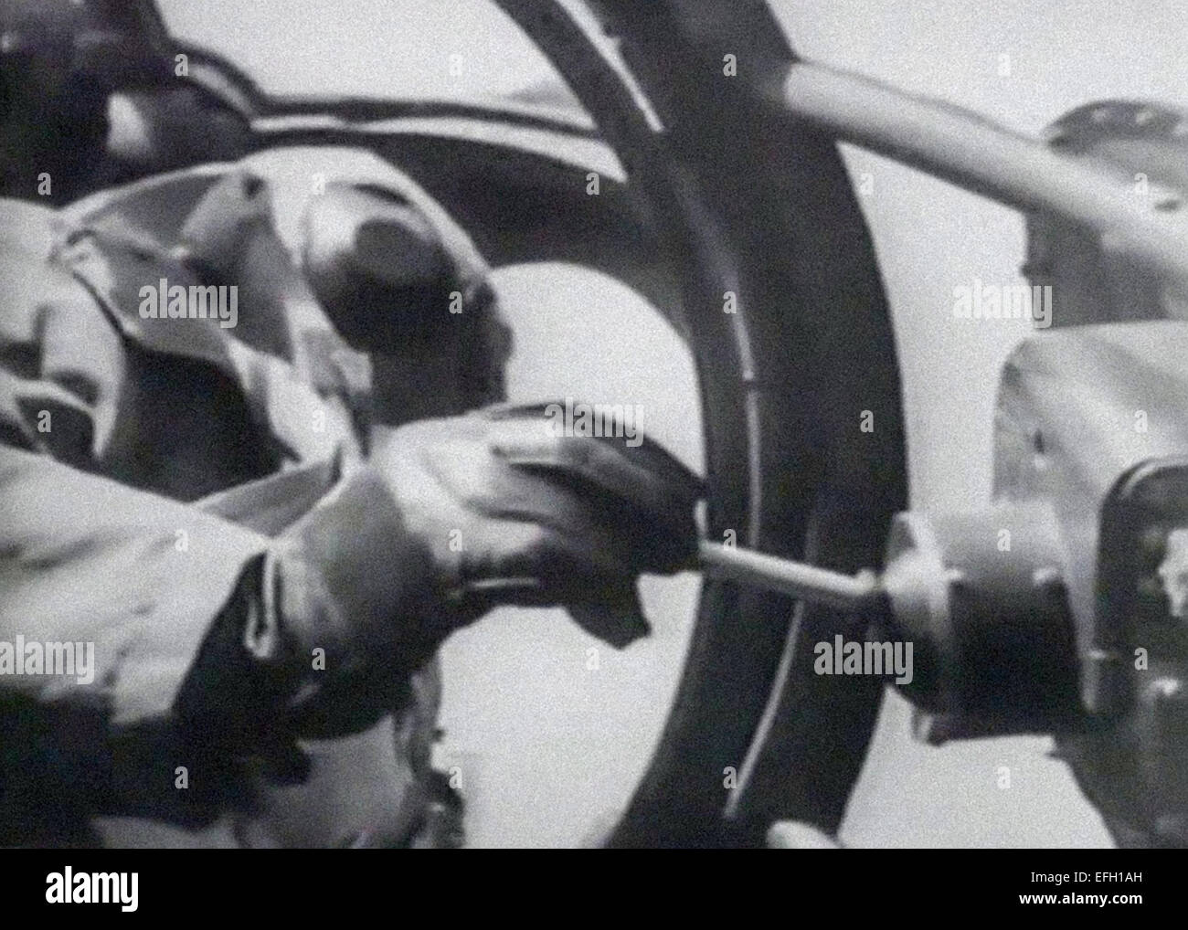 Eine Anleitung Bediener an Bord ein Heinkel er 177 Greif steuert eine Henschel Hs 293 Anti-Versand Luft Oberfläche Lenkflugkörper nach Fallenlassen aus dem Flugzeug während der Tests im Dezember 1940. Die Rakete angetrieben von einem Walter HWK 109-507-Raketenmotor remote per Funk wurde, so dass der Fahrer die Rakete Kurswechsel mit einem Joystick gesteuert. Stockfoto