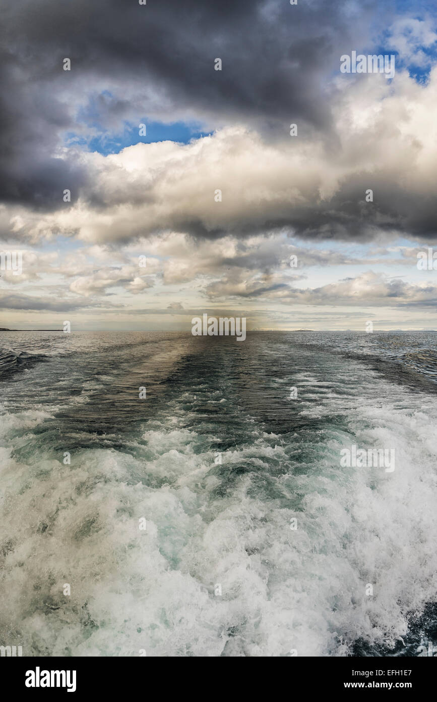 Wellen und Gefolge vom Schnellboot, Nord-Atlantik, Island Stockfoto