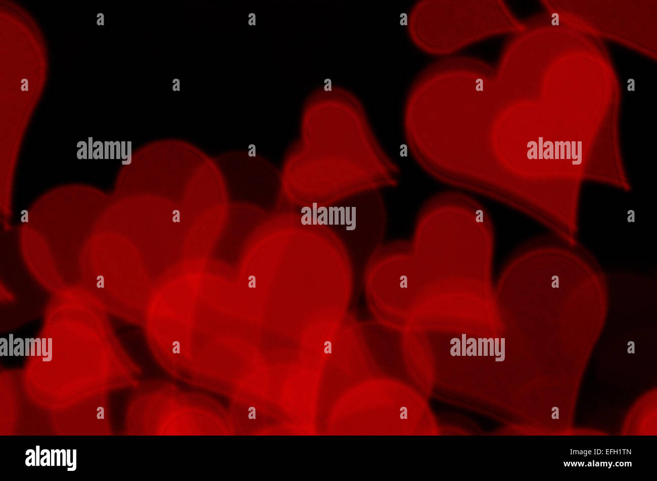 Rote Herzen Unschärfe Muster. Liebe und Romantik Hintergrund abstrahieren. Stockfoto