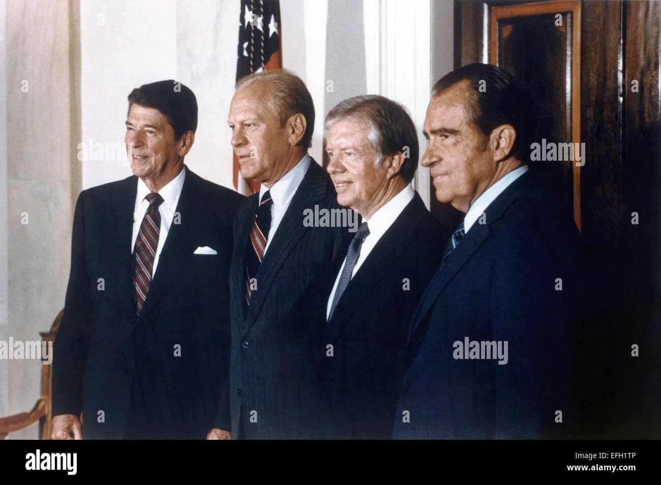 US-Präsident Ronald Reagan mit ehemaligen Präsidenten (L-R) Gerald Ford, Jimmy Carter und Richard Nixon Pose für ein Porträt vor der Abreise nach Ägypten und Präsident Anwar Sadat Beerdigung 8. Oktober 1981 in Washington, DC. Stockfoto