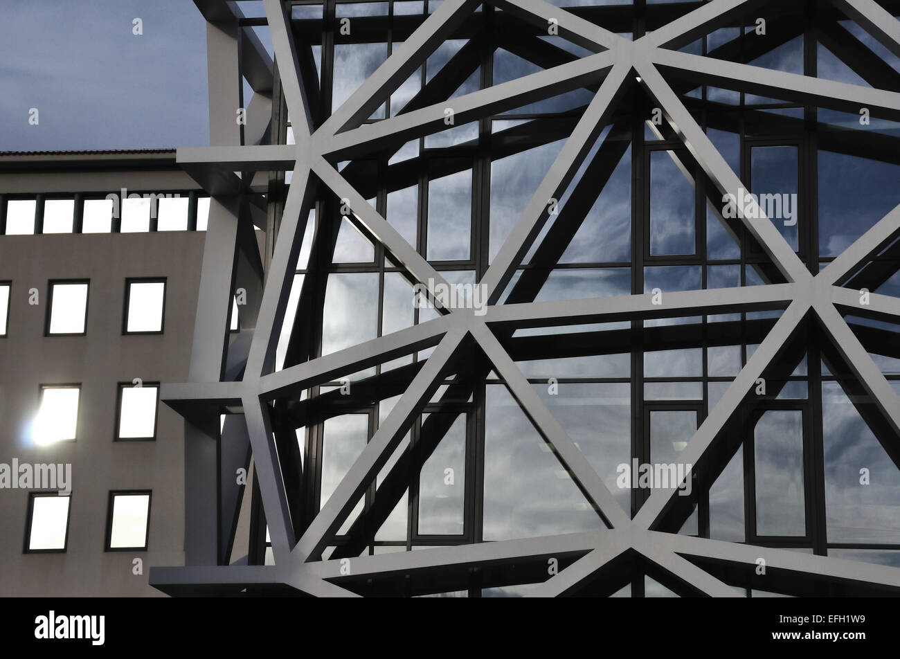 Moderne Gebäude abstrakte Außenfassade Architekturdetail. Stockfoto