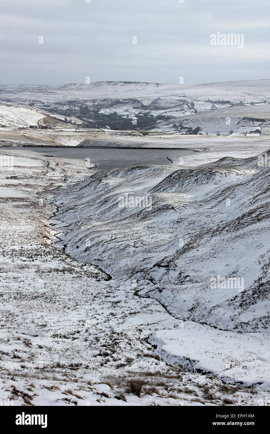Blick über verschneite Pennines gegenüber März Haigh Reservoir Stockfoto