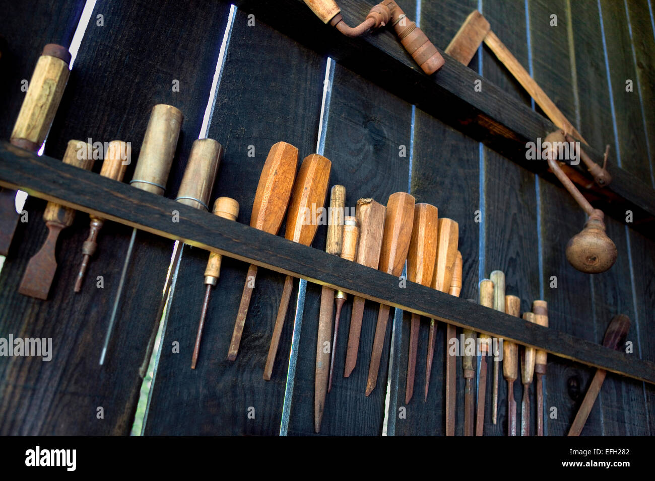 Alte Werkzeuge in eine Holzwerkstatt Stockfoto