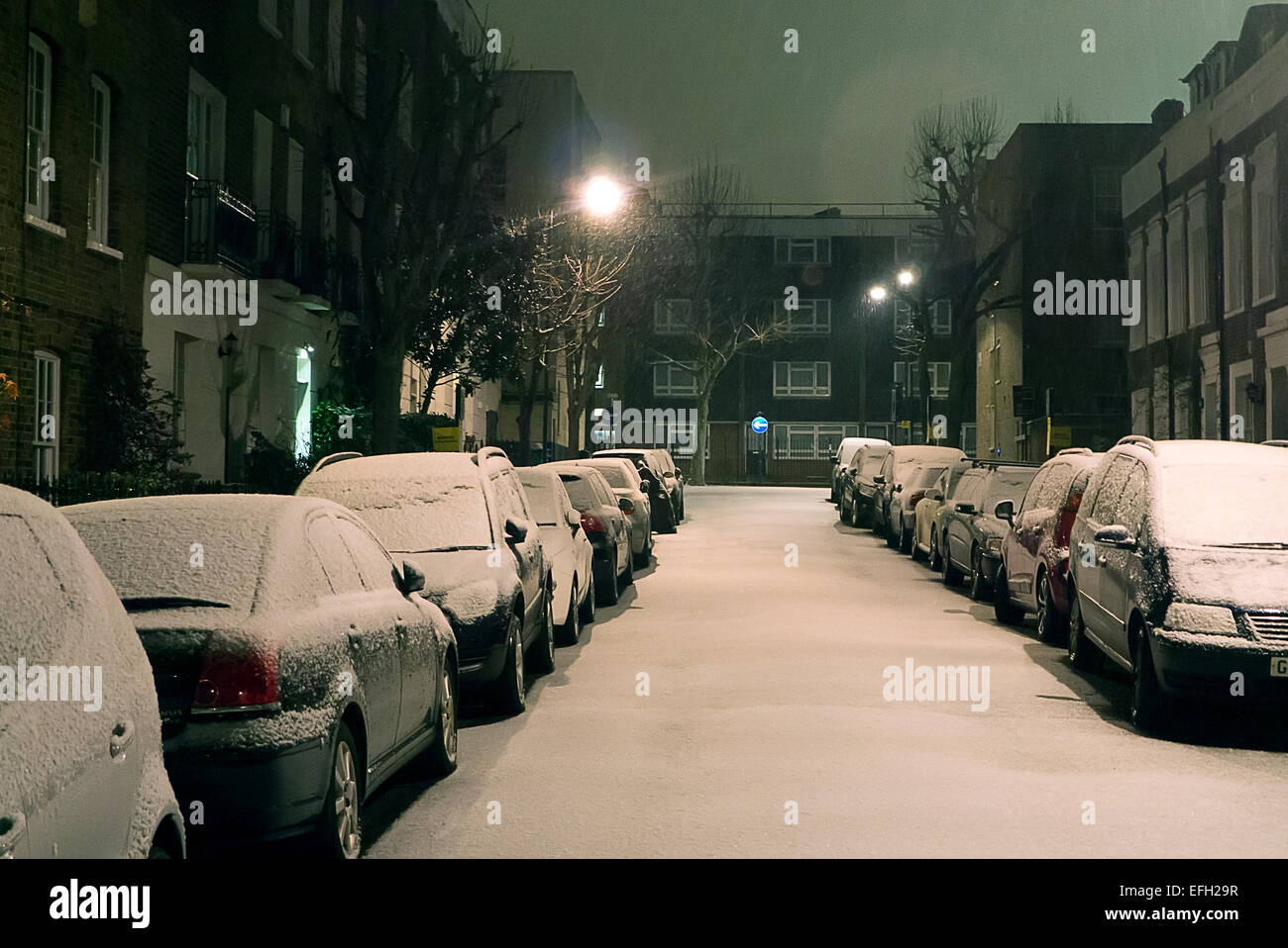 Ein London schneebedeckte Straße in einer Winternacht. Stockfoto