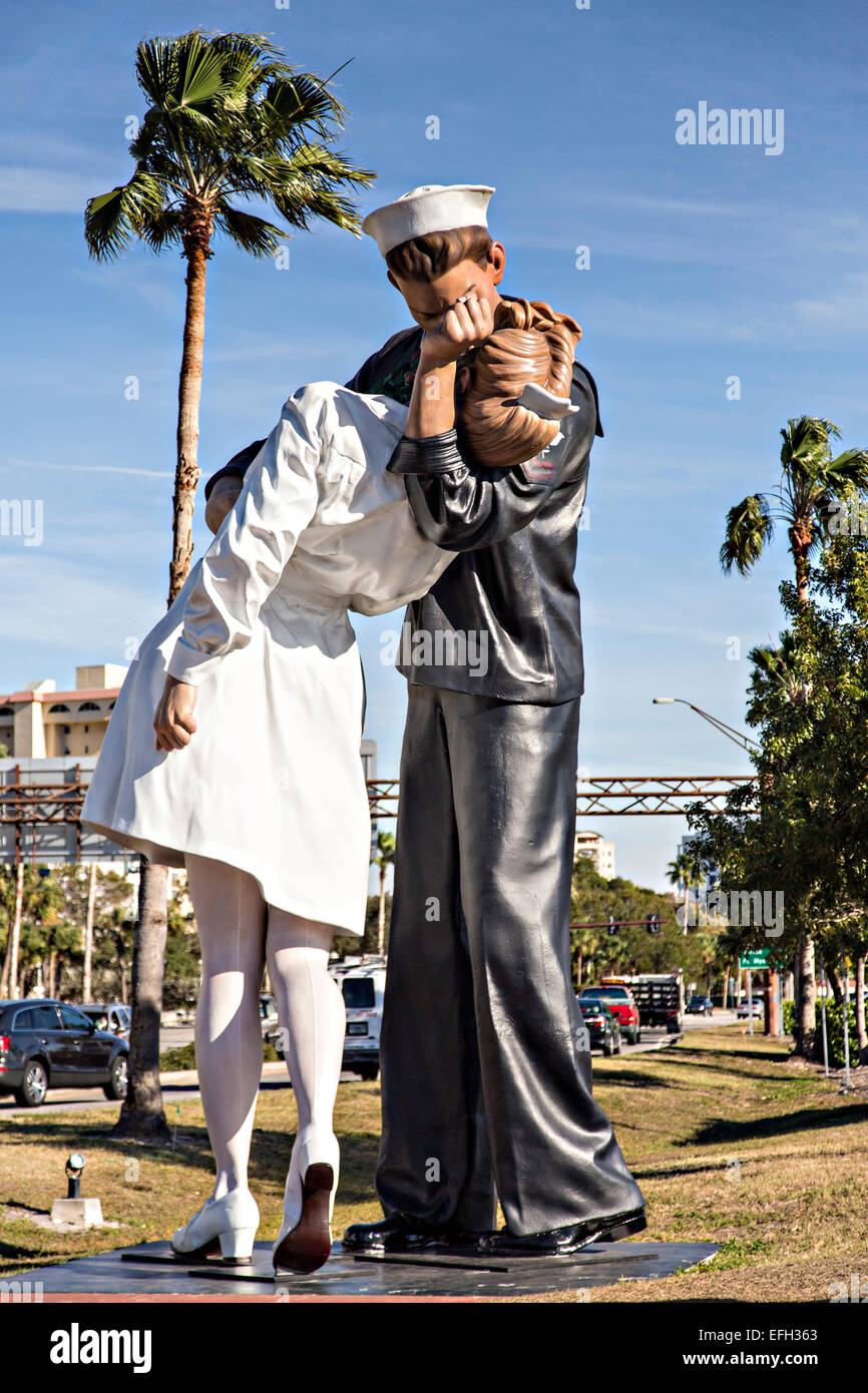 Pop Skulptur bedingungslose Kapitulation von Künstler Seward Johnson, ähnlich einer Fotografie von Alfred Eisenstaedt, V – J Day in Times Square entlang Highway 17 in der Innenstadt von Sarasota Florida Bay Front Park entlang. Stockfoto