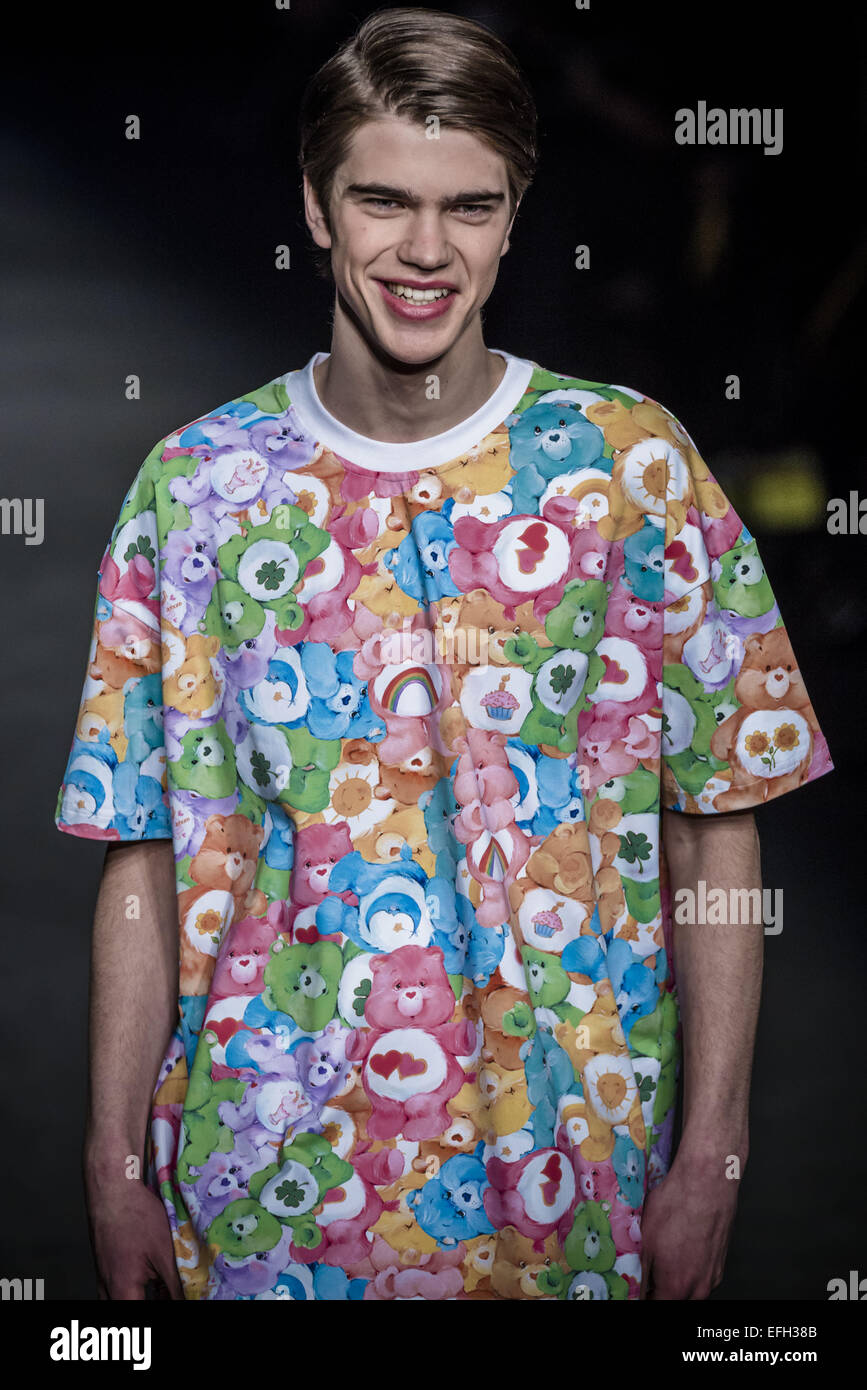 Barcelona, Spanien. 4. Februar 2015. Ein Modell geht die Start-und Landebahn präsentiert die neue Kollektion von Krizia Robustella auf 080 Barcelona Fashion Woche Credit: Matthias Oesterle/ZUMA Wire/ZUMAPRESS.com/Alamy Live News Stockfoto